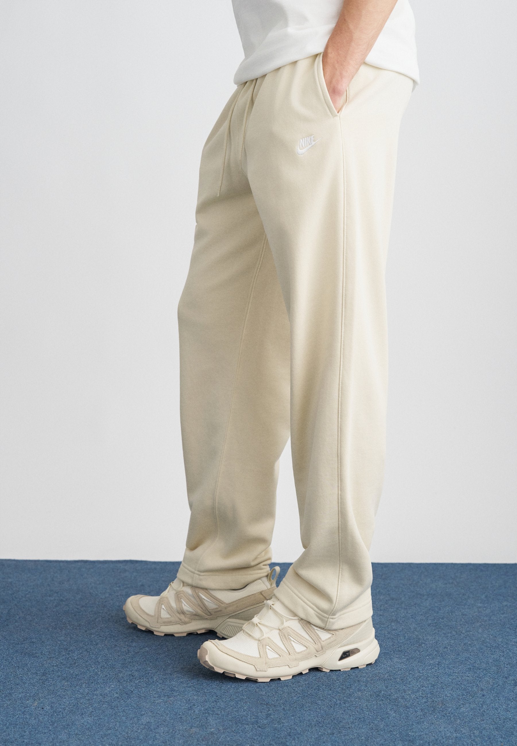 M NK CLUB FT OH PANT - Tracksuit bottoms - khaki/white