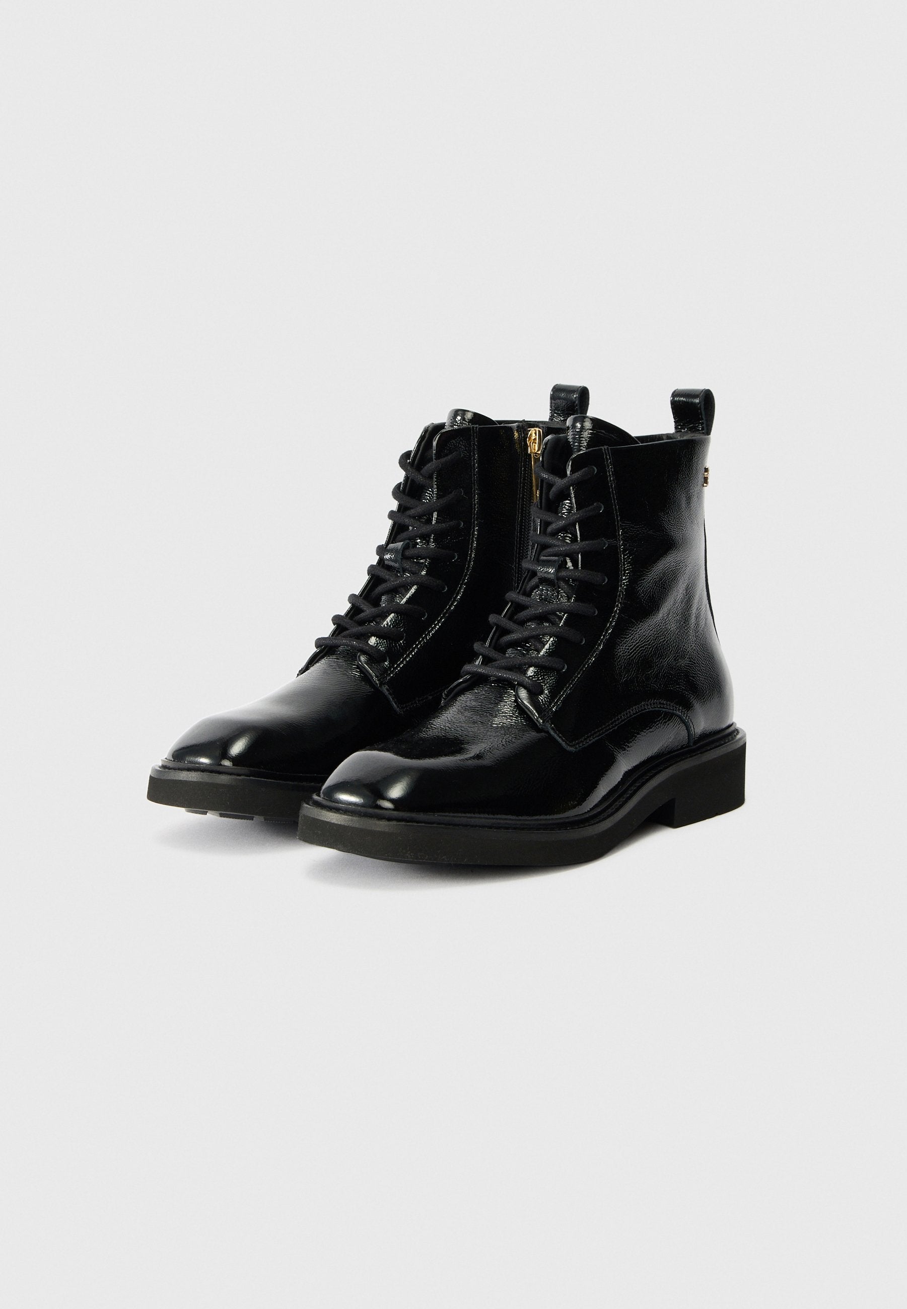 BOTTINES À LACETS EN CUIR FROISSÉ - Bottines classiques - noir