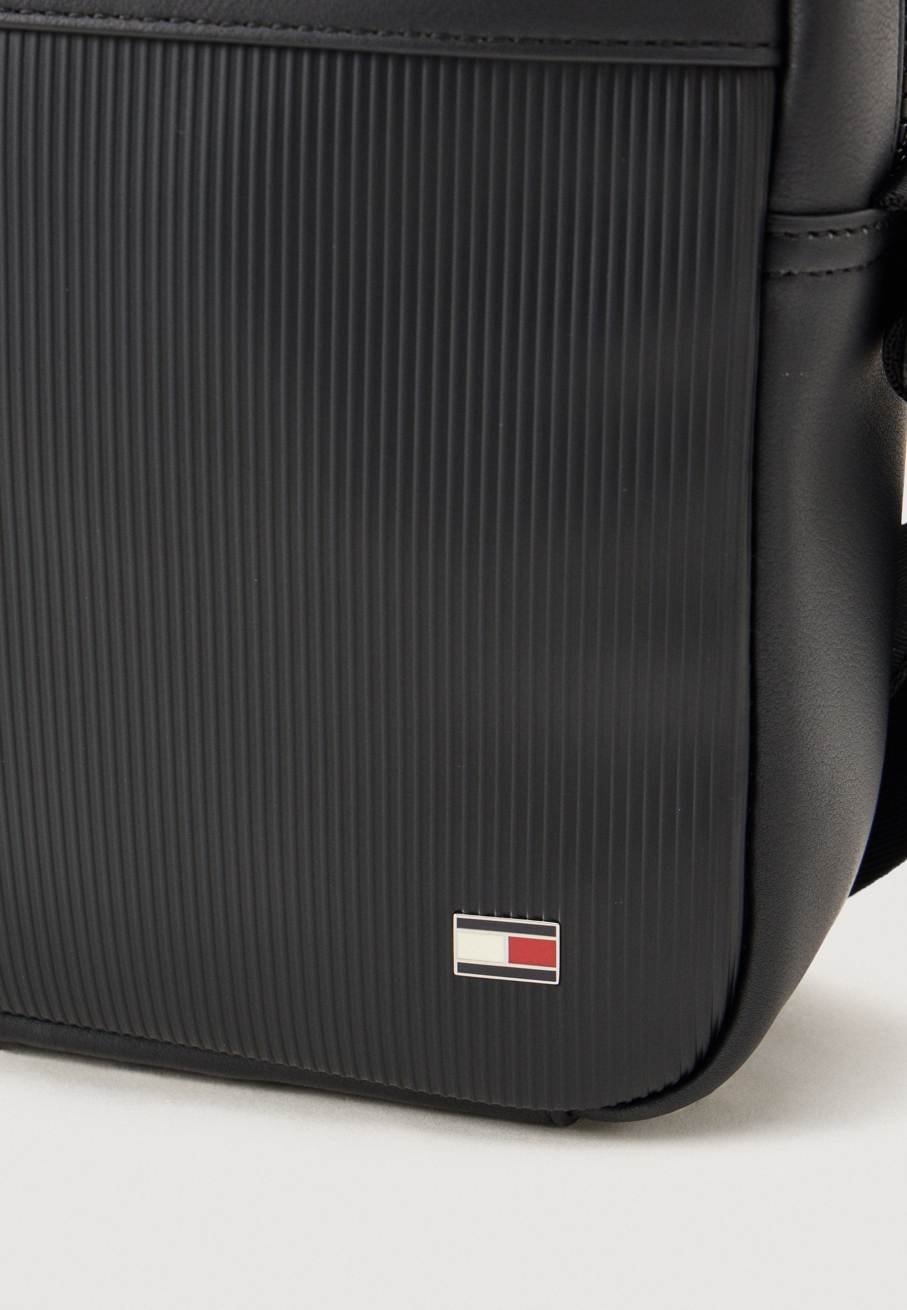 HILFIGER FLAG RIBBED CROSSBODY REPORTER BAG - Cross body bag - black