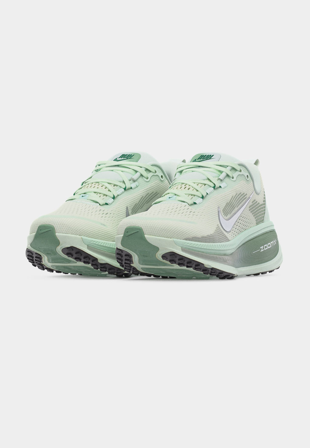 VOMERO 18 - Chaussures de running sur route - vert clair/argenté métallisé/vapeur
