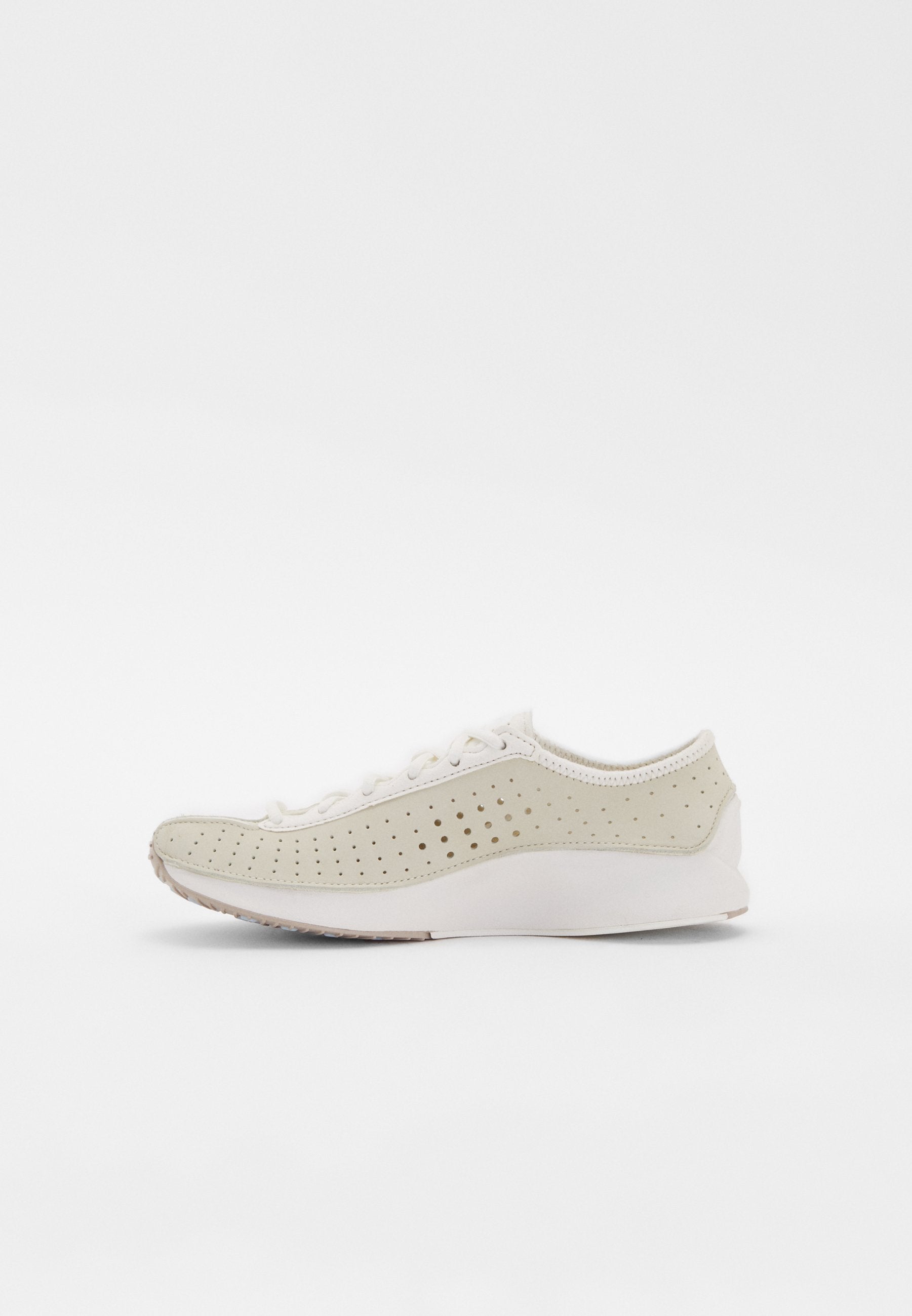 AIR SUPERFLY - Trainers - coconut milk/metallic silver-coloured/sail/classic stone/cobalt tint