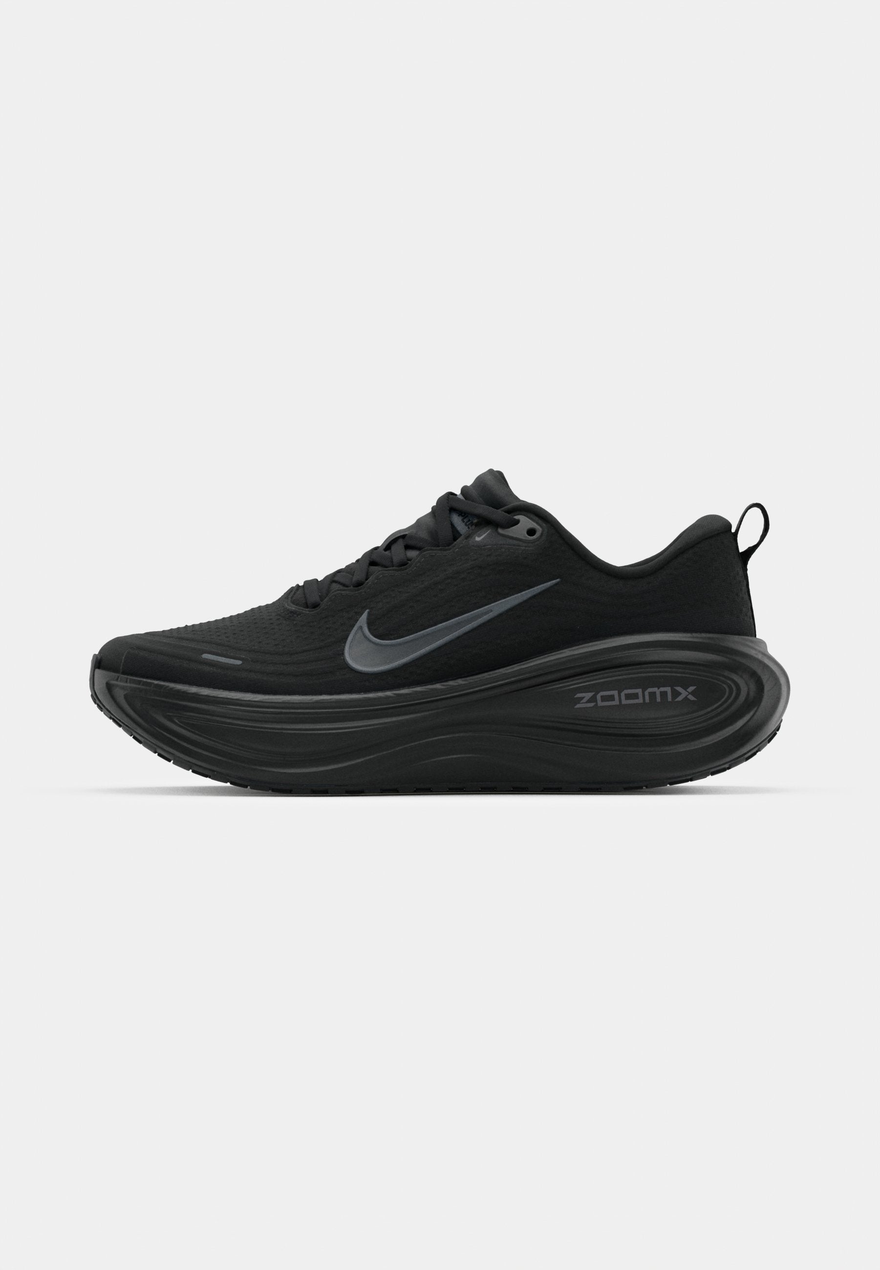 VOMERO PLUS - Road running shoes - black/dark smoke grey/metallic dark grey/cool grey