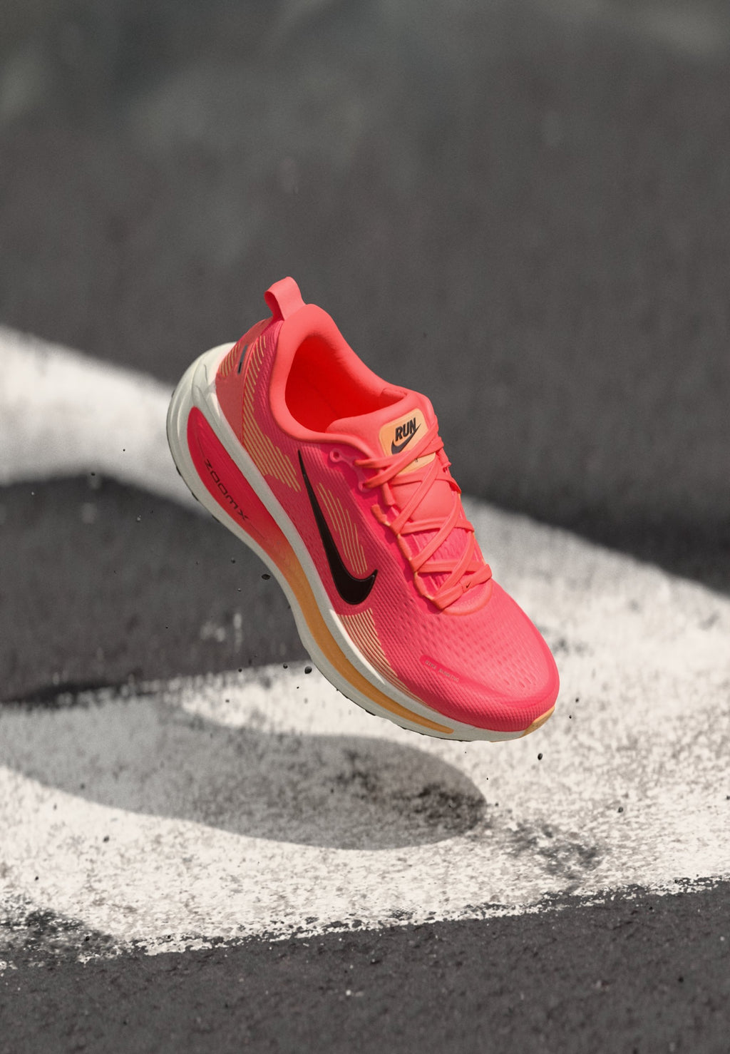 VOMERO 18 - Chaussures de running sur route - hot lava/black/chalk/orange pulse/orange chalk
