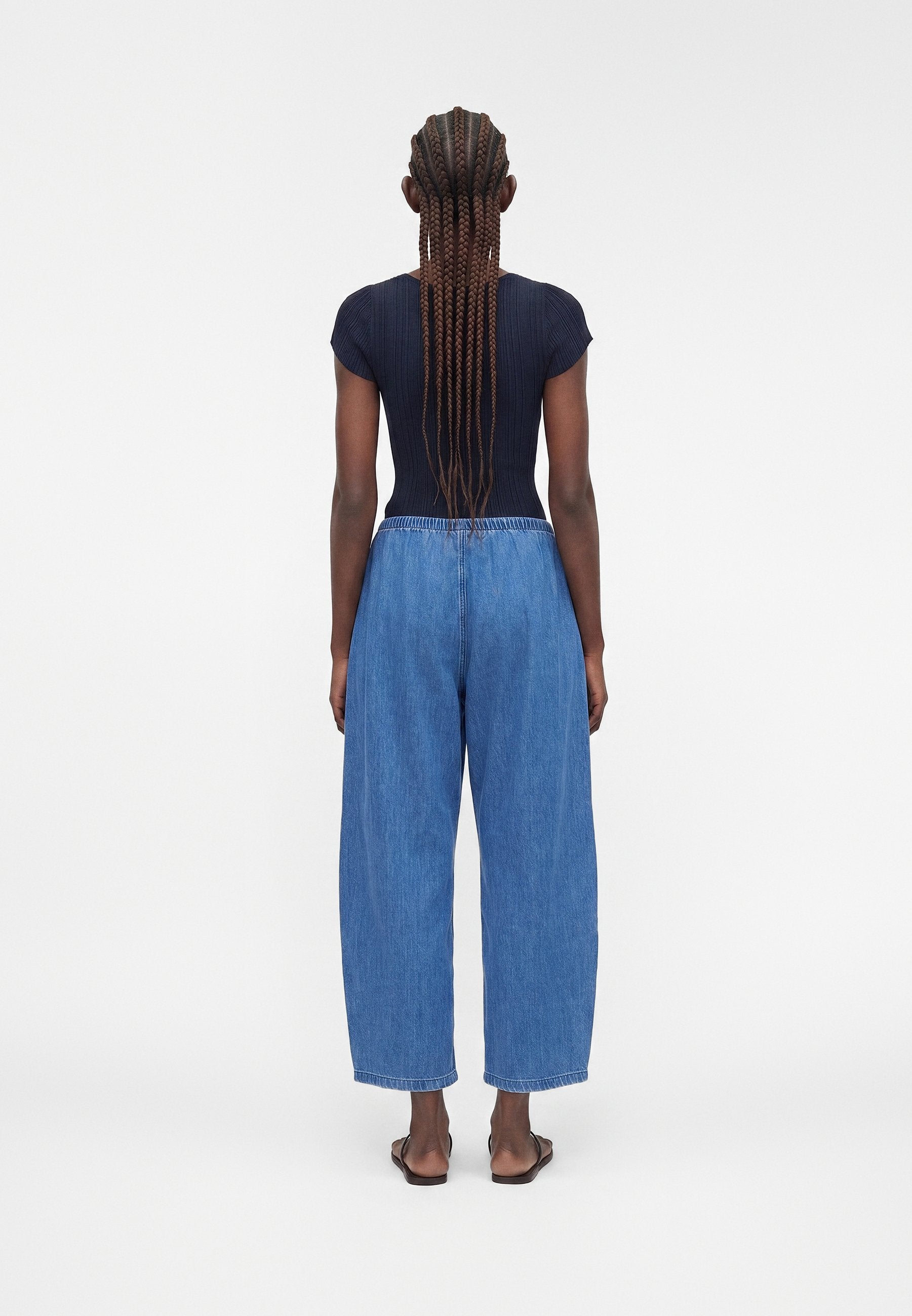 EASY BARREL CAMPER - Relaxed fit jeans - medium indigo