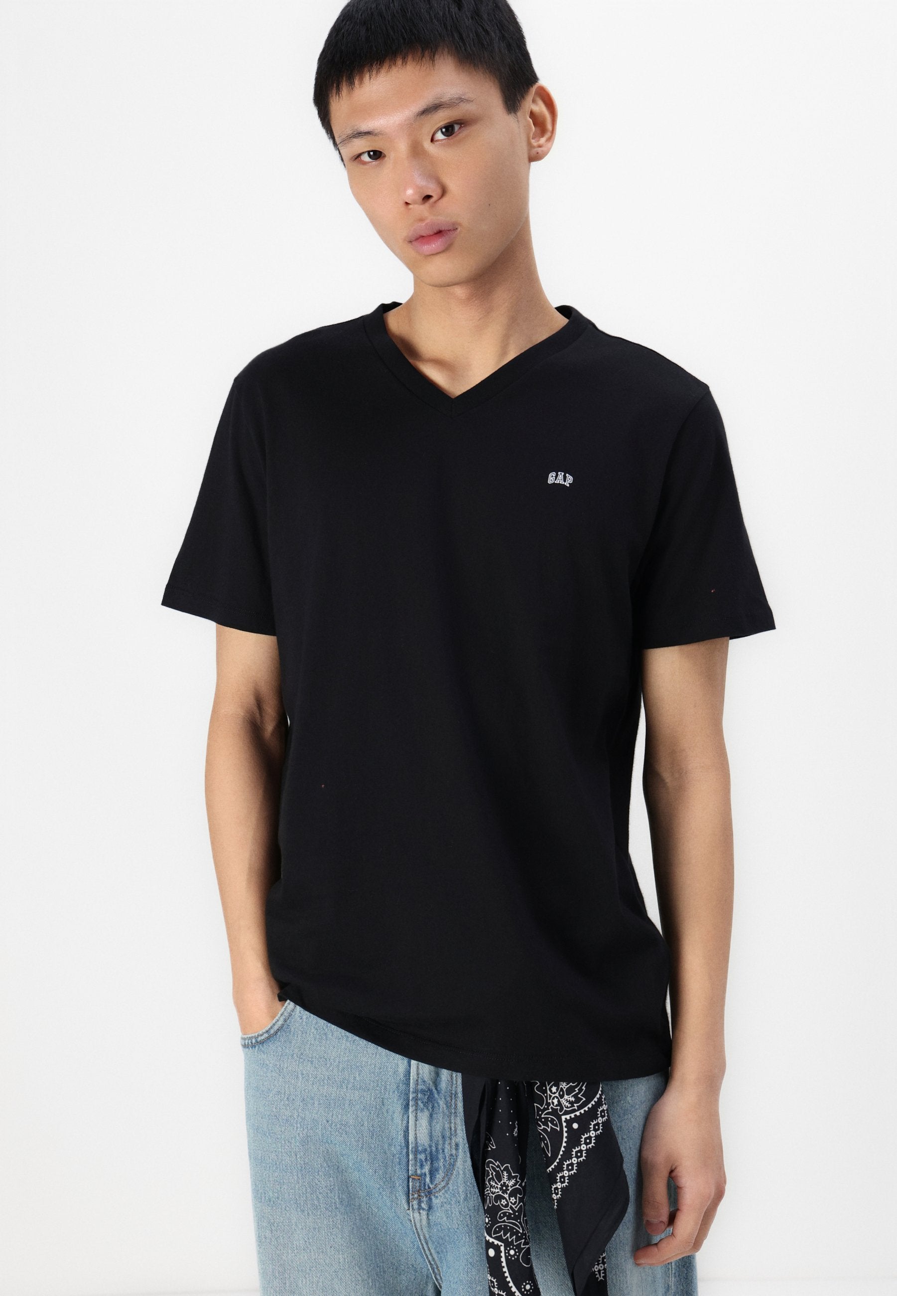 EVERYDAY MICRO LOGO VEE - Basic T-shirt - true black