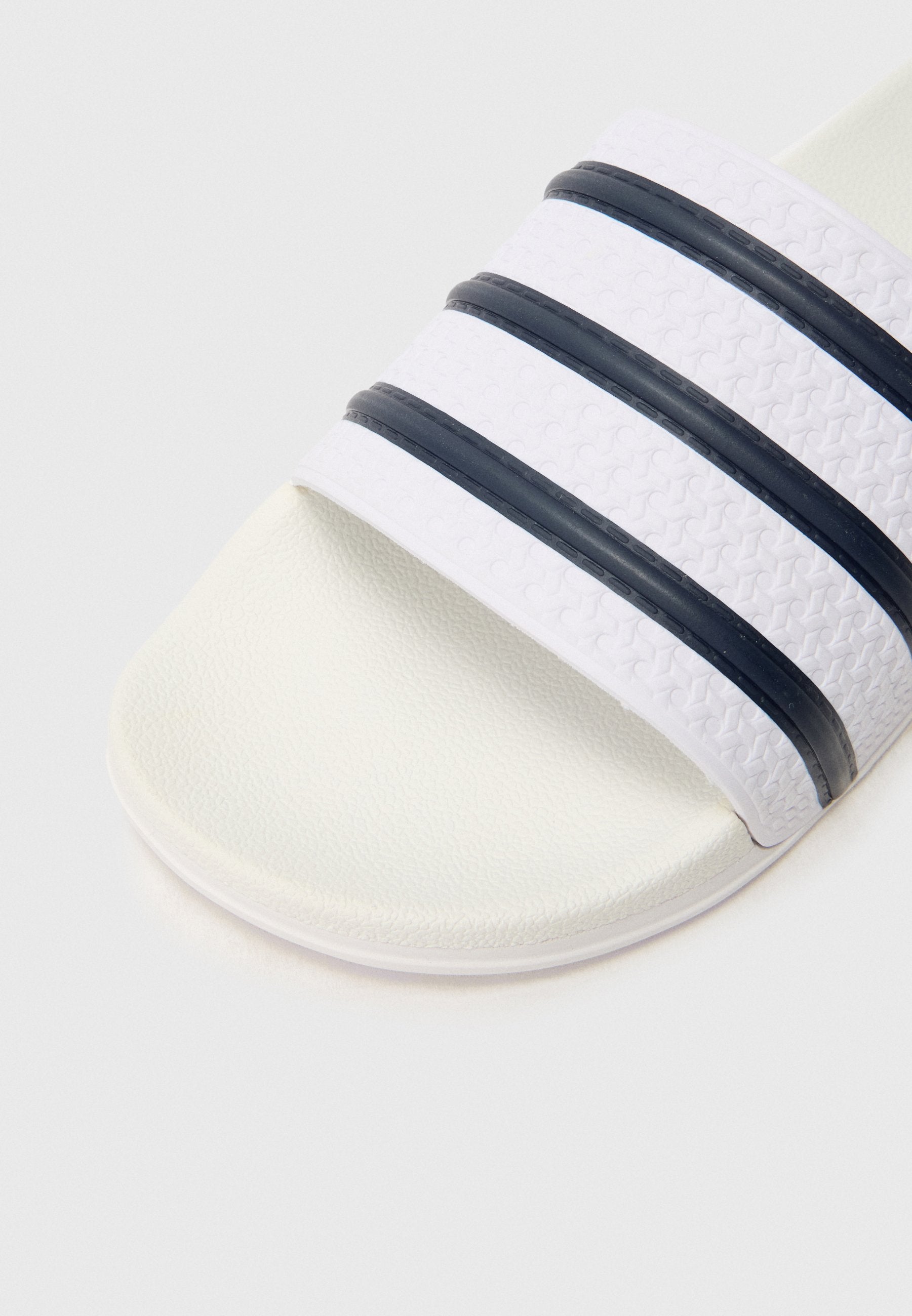 ADILETTE OG UNISEX - Mules - white/collegiate navy