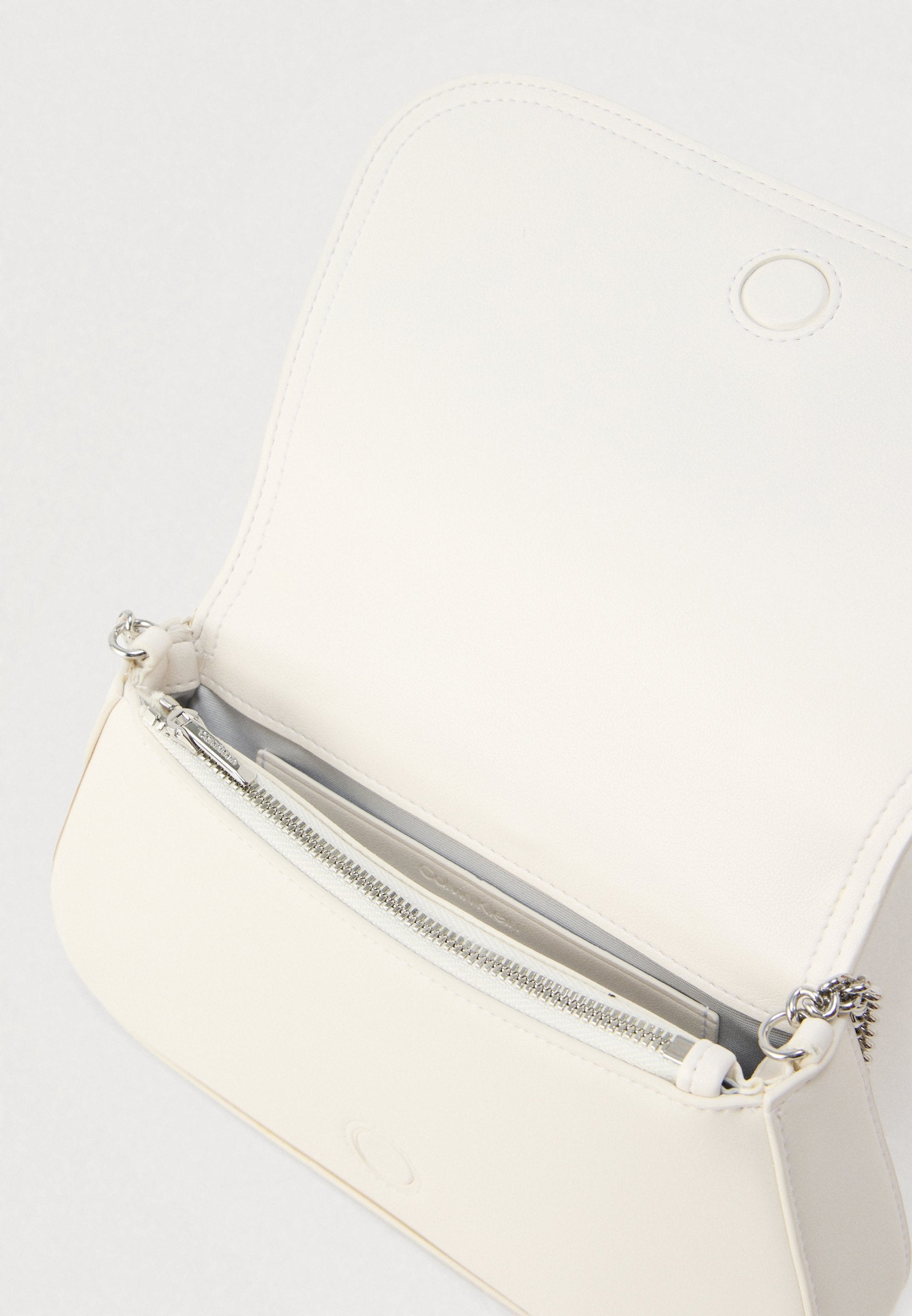 CURVED WALLET ON CHAIN - Cross body bag - white alyssum