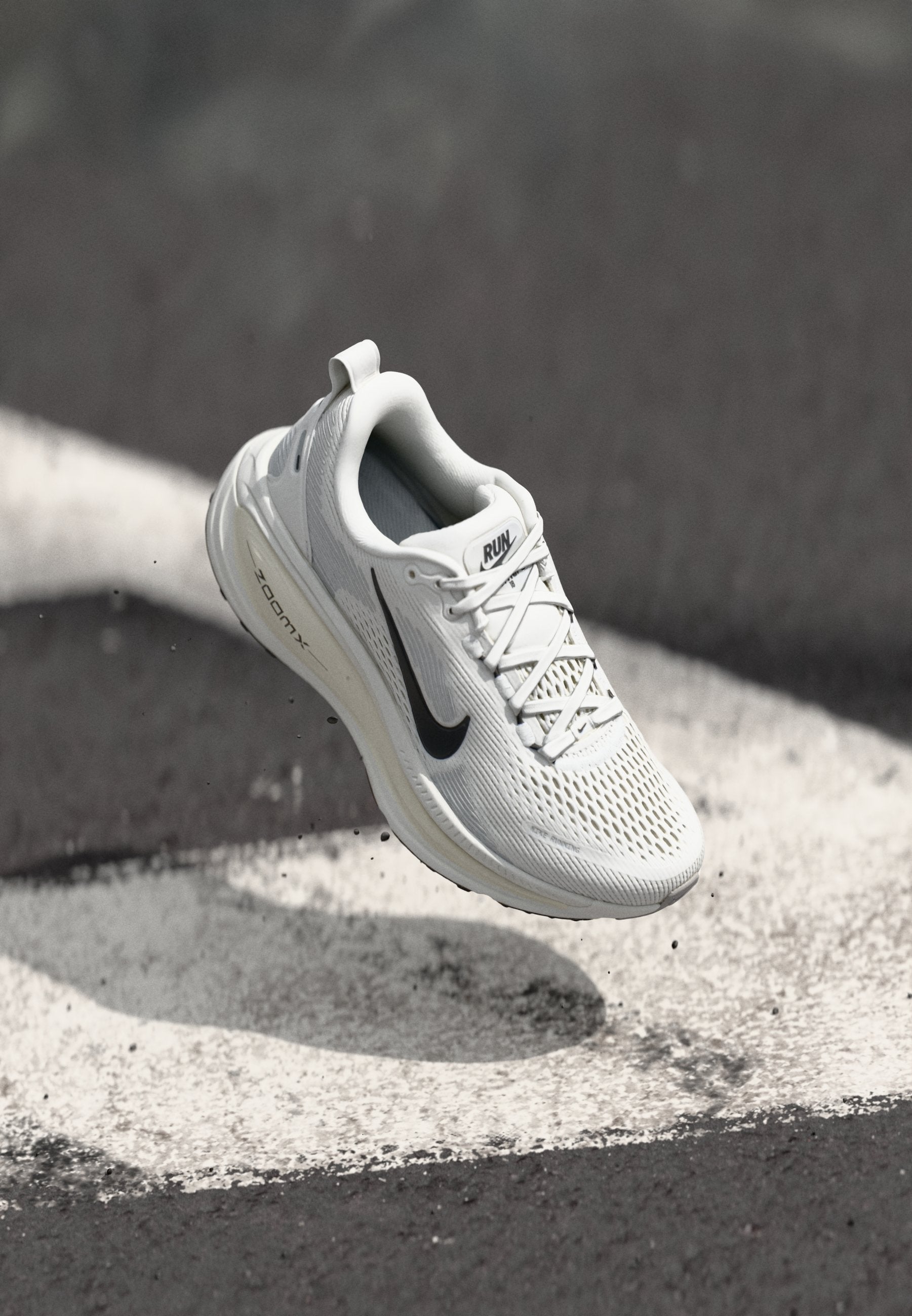 VOMERO 18 - Road running shoes - summit white/black/coconut milk