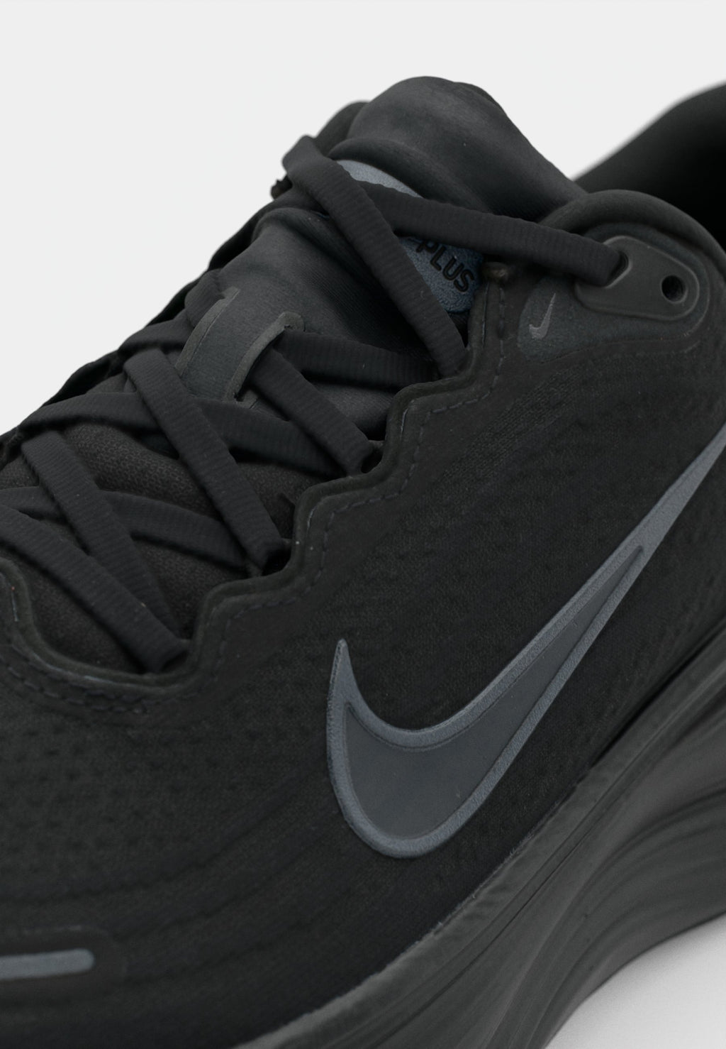 VOMERO PLUS - Road running shoes - black/dark smoke grey/metallic dark grey/cool grey