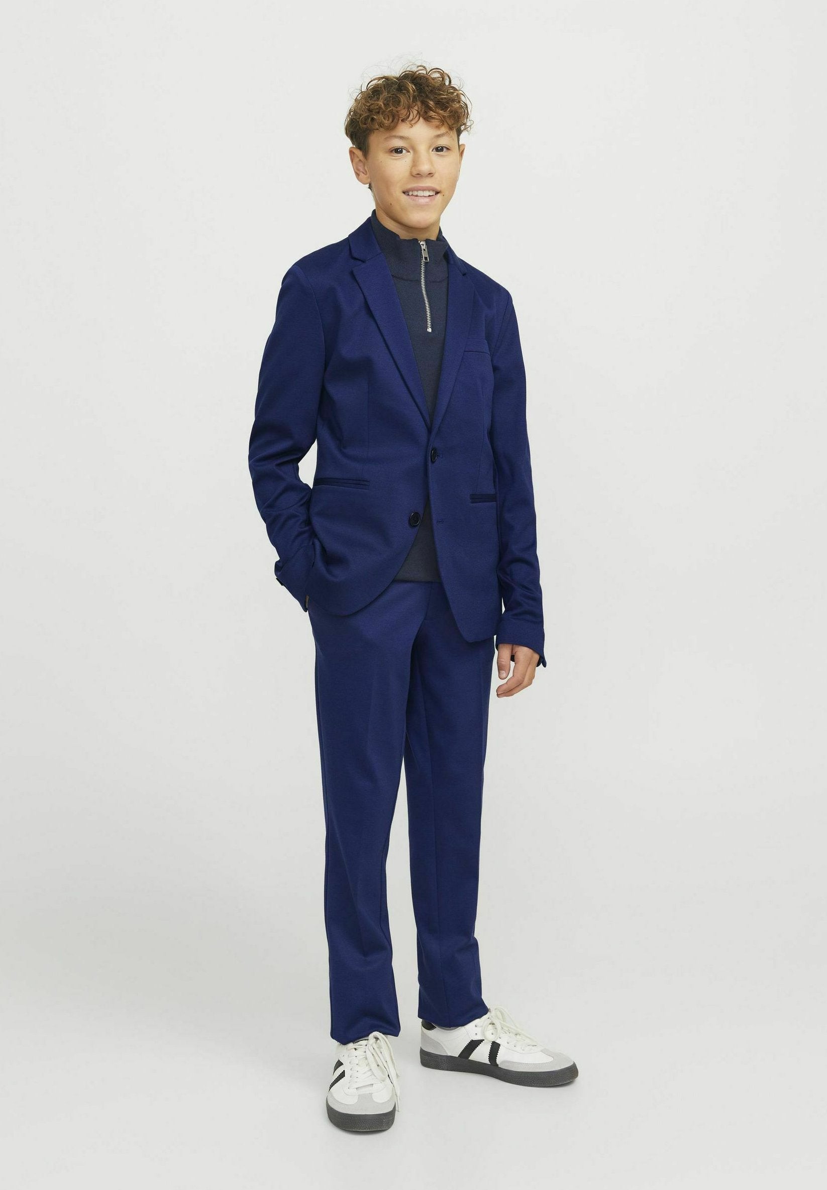 Single breasted and tailored JJEJAXON Suit Junior - Suit - medieval blue