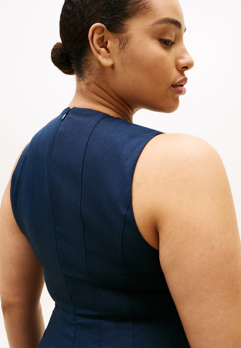 CURVE GOLD-TONE BUTTON LINEN BLEND MIDI DRESS - Day dress - dark night navy