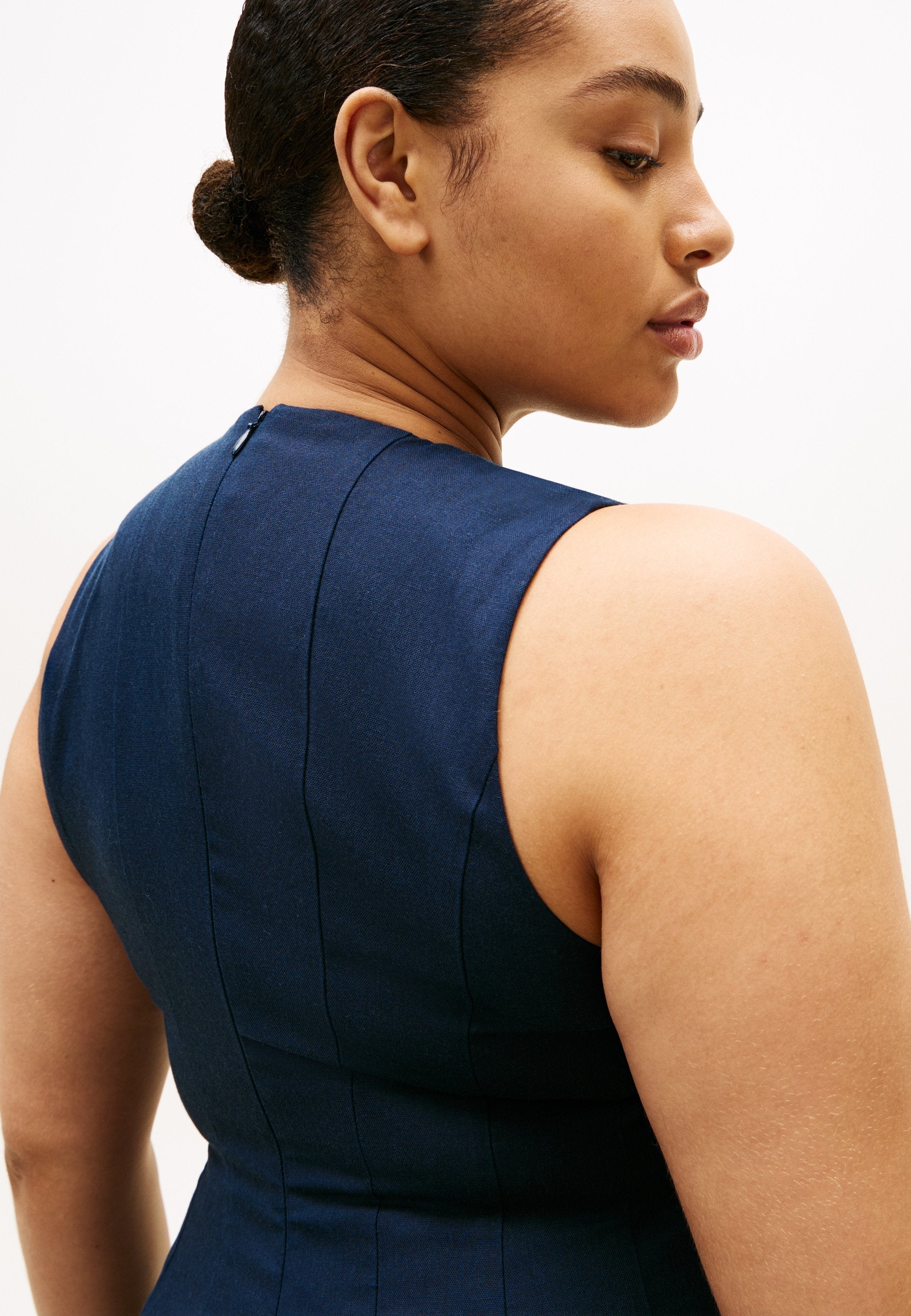 CURVE GOLD-TONE BUTTON LINEN BLEND MIDI DRESS - Day dress - dark night navy