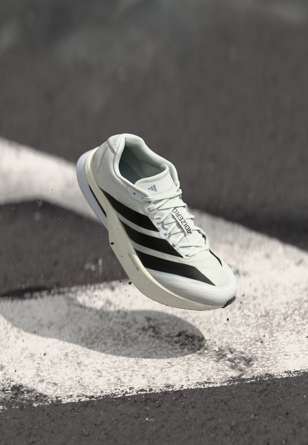 ADIZERO BOSTON 13 M - Chaussures de running sur route - white/core black/dash grey