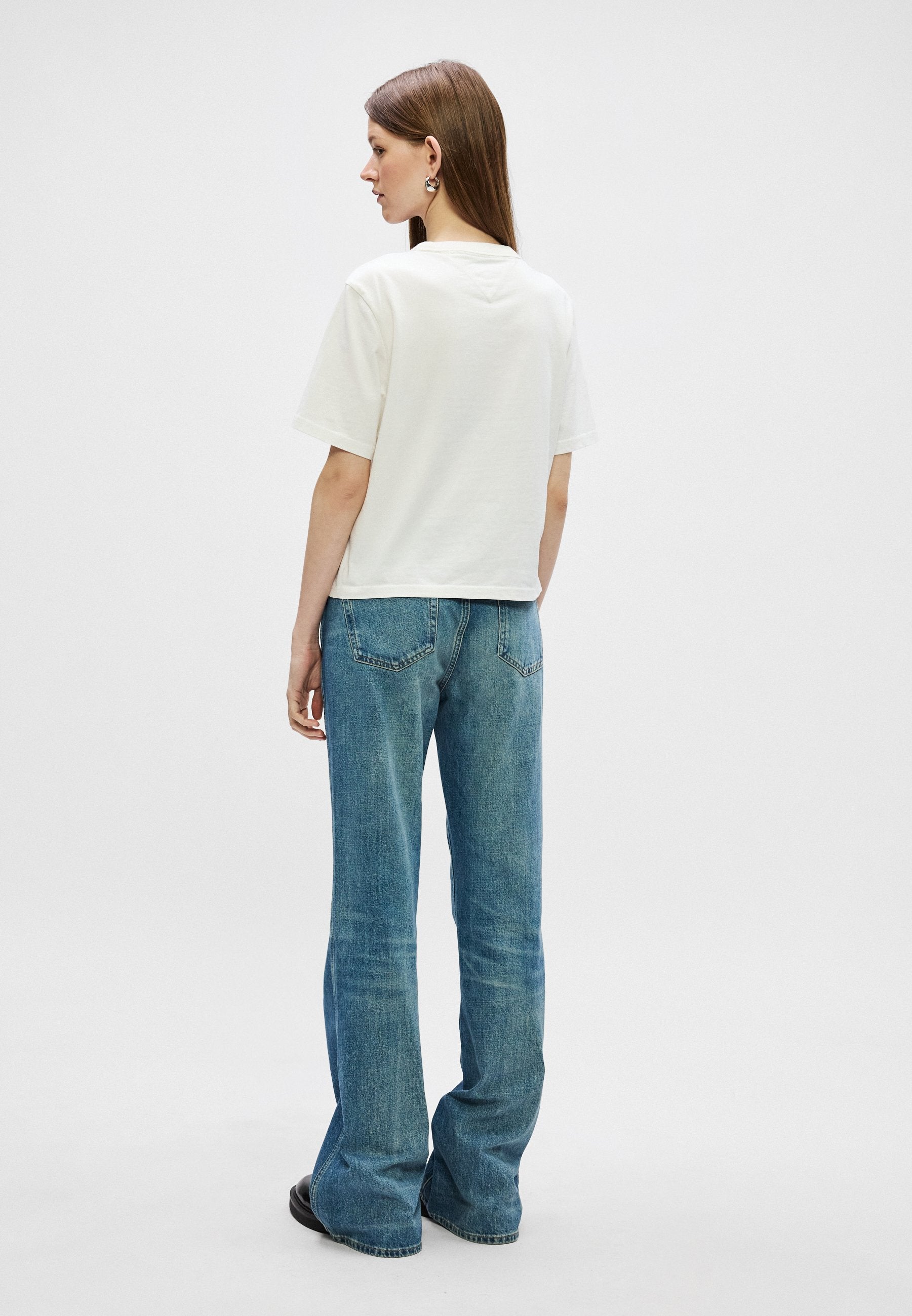 TOMMY BADGE BOXY CREW NECK T-SHIRT - Basic T-shirt - ecru