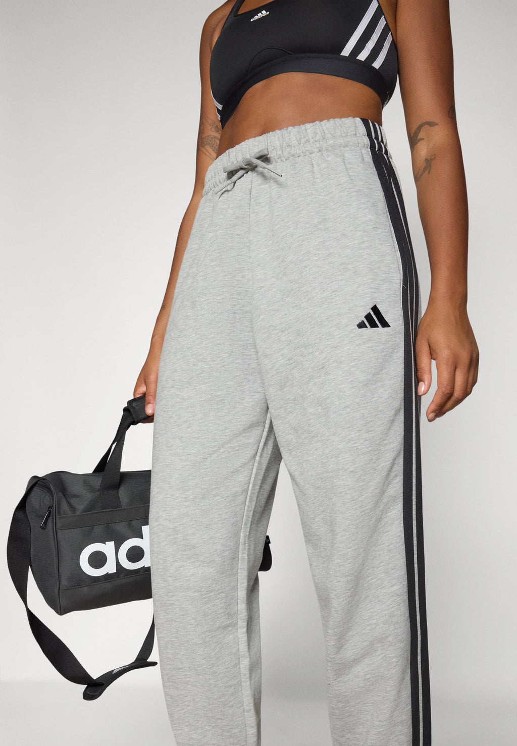 ESSENTIALS 3 STRIPES LOOSE PANTS - Bas de survêtement - gris/noir