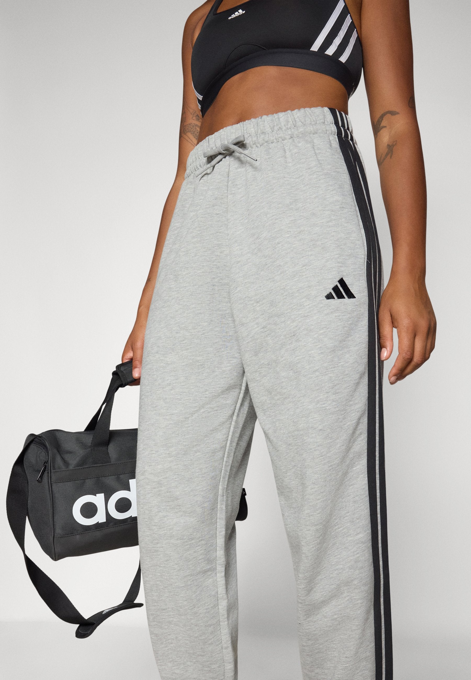 ESSENTIALS 3 STRIPES LOOSE PANTS - Bas de survêtement - gris/noir