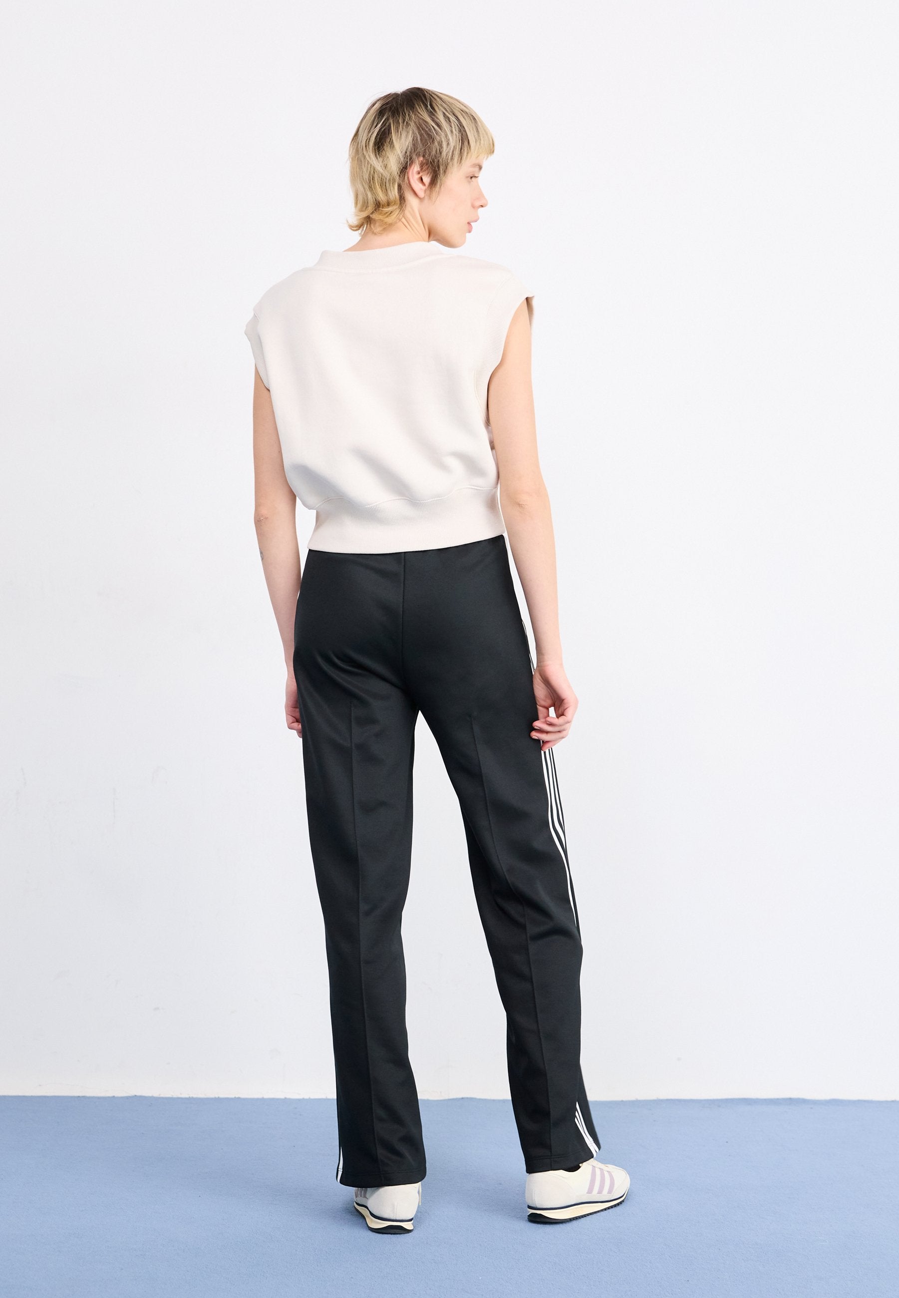 CLASSIC - Tracksuit bottoms - black/white
