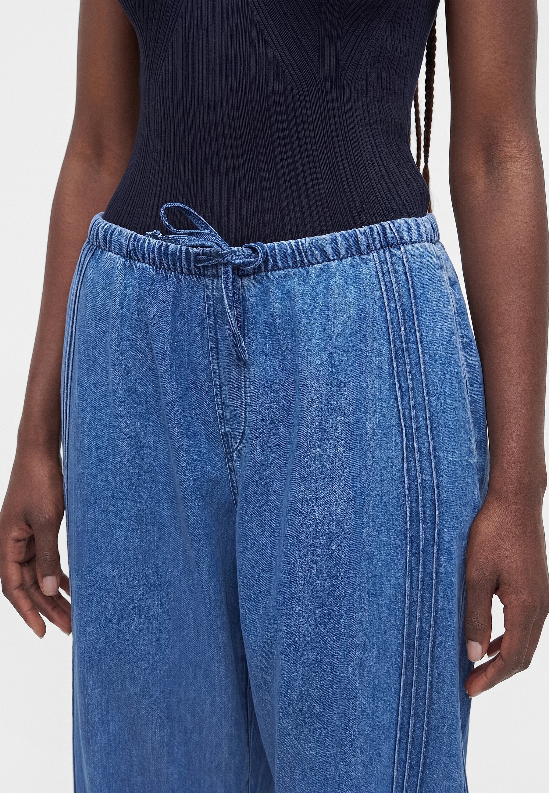 EASY BARREL CAMPER - Relaxed fit jeans - medium indigo