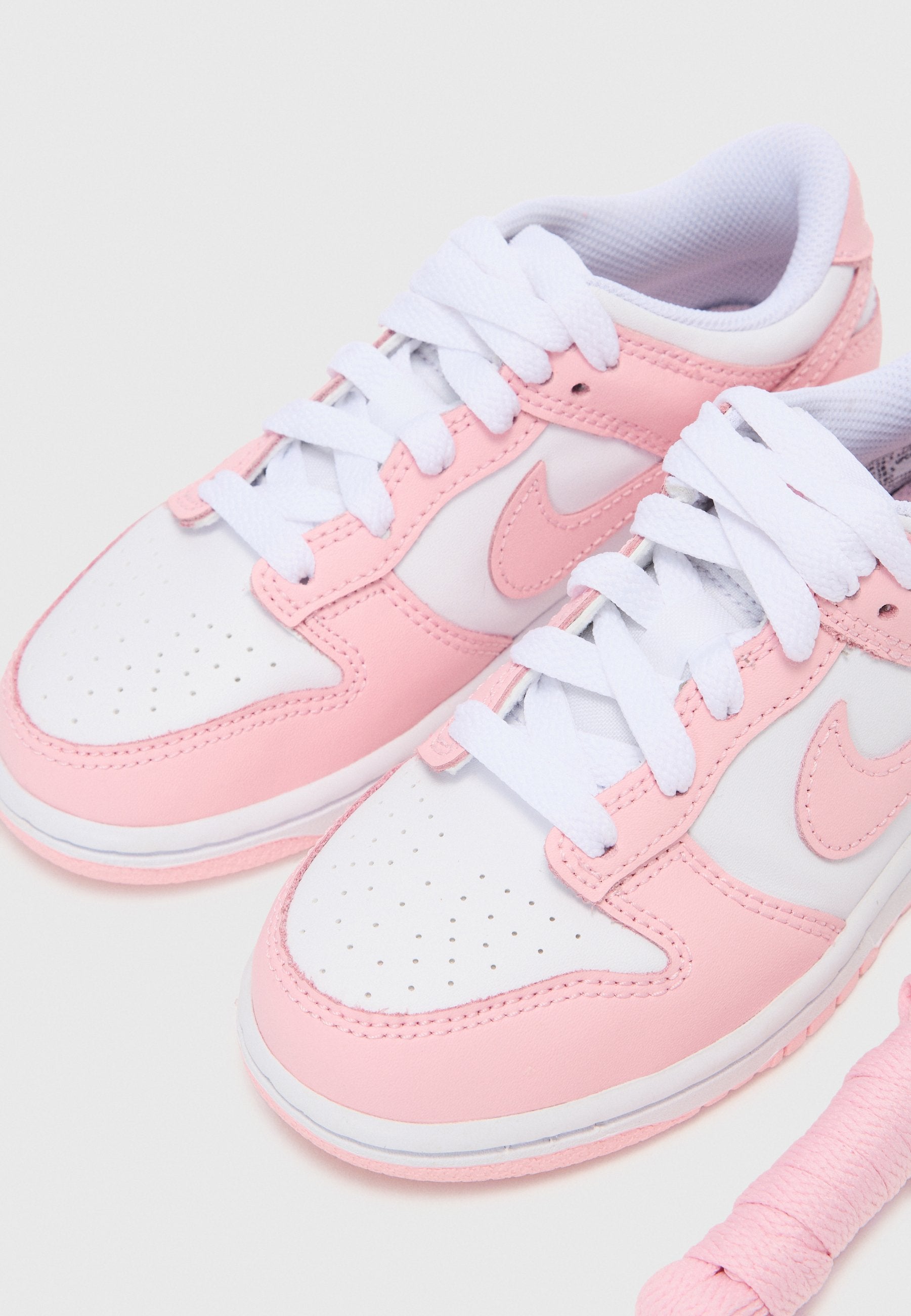 حذاء DUNK LOW UNISEX - رياضي - أبيض/وردي فاتح متوسط/أبيض