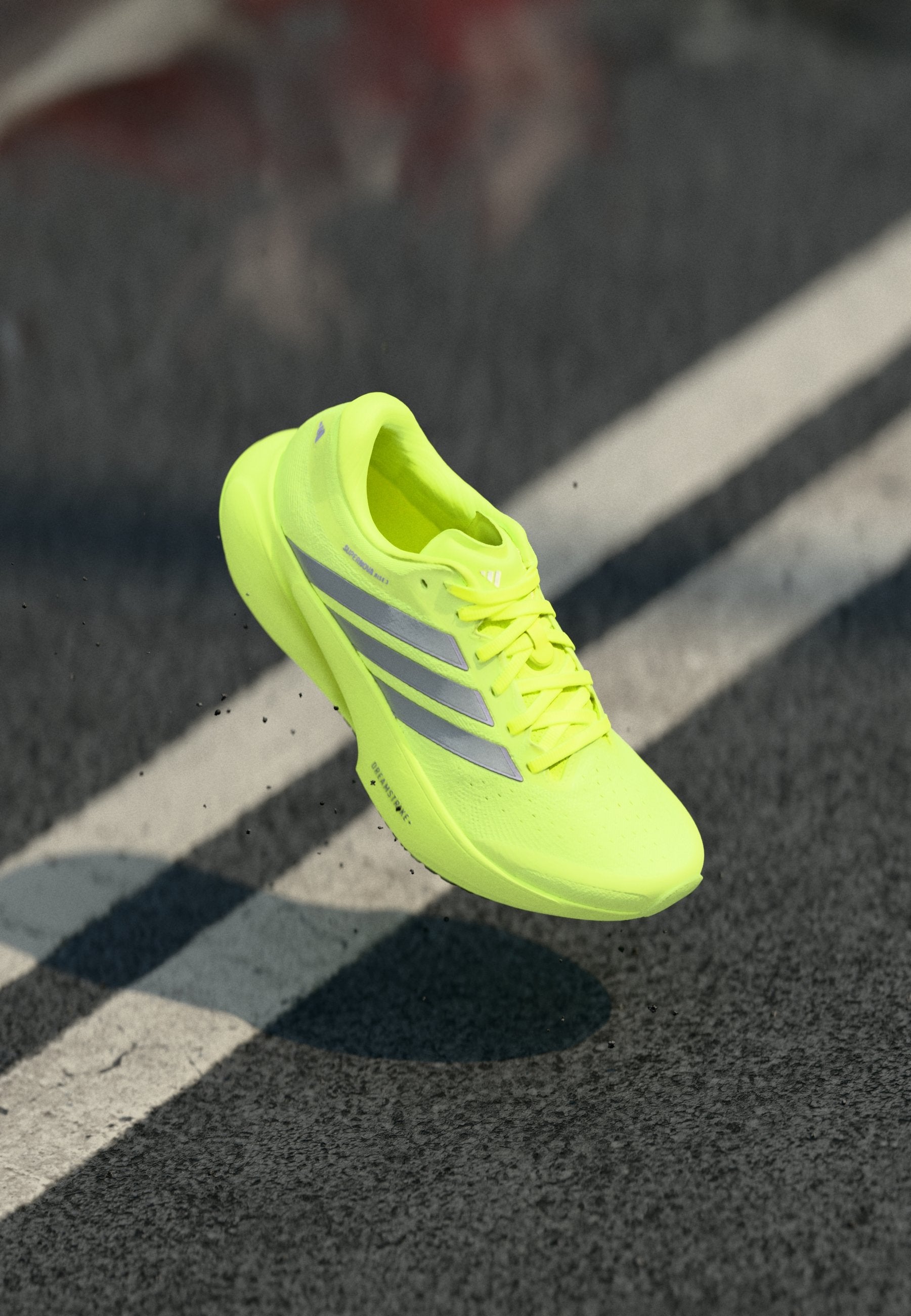 SUPERNOVA RISE 3 W - Chaussures de running sur route - jaune solaire/argenté métallisé