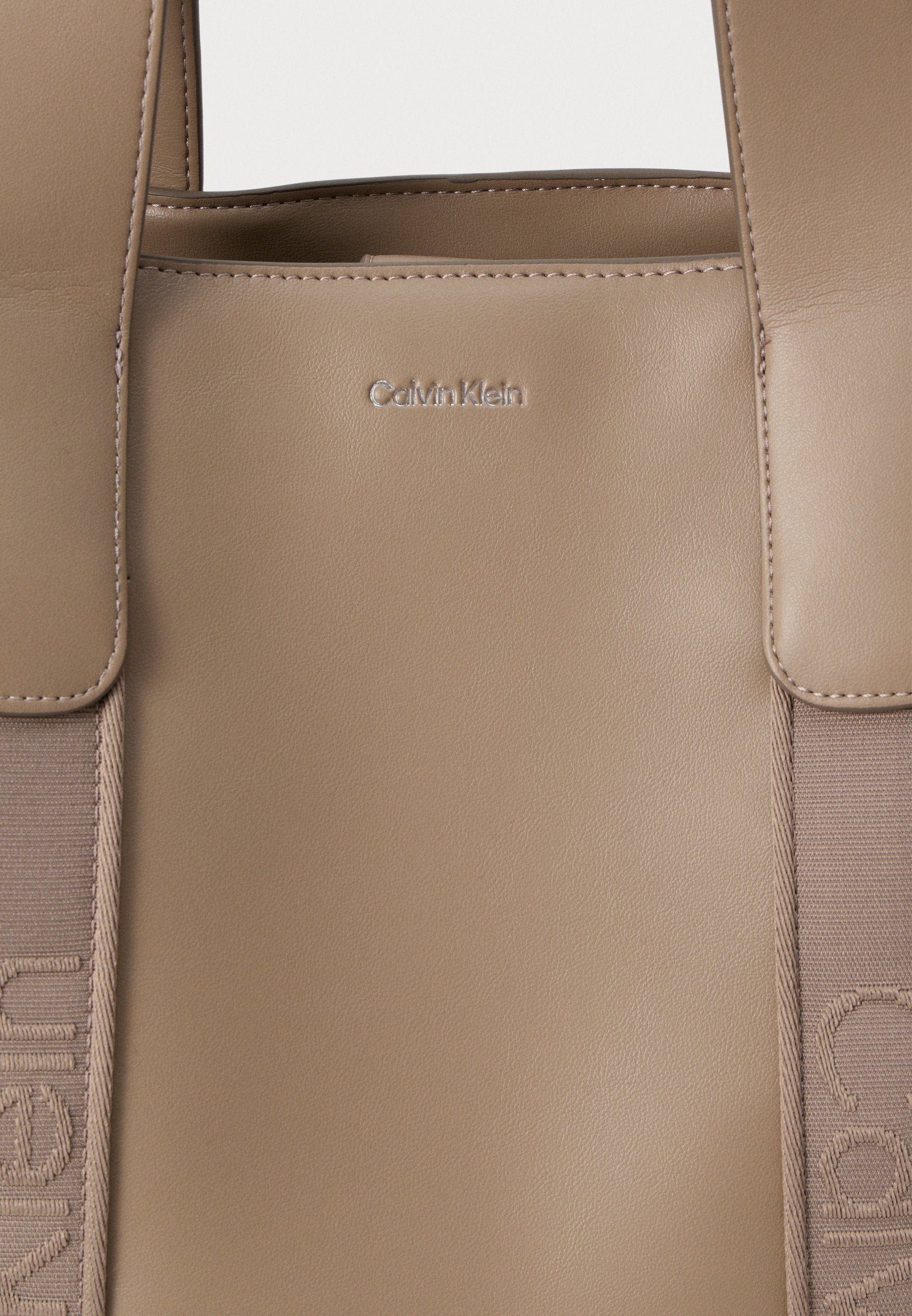 SIGNATURE LOGO STRAP - Handbag - desert taupe