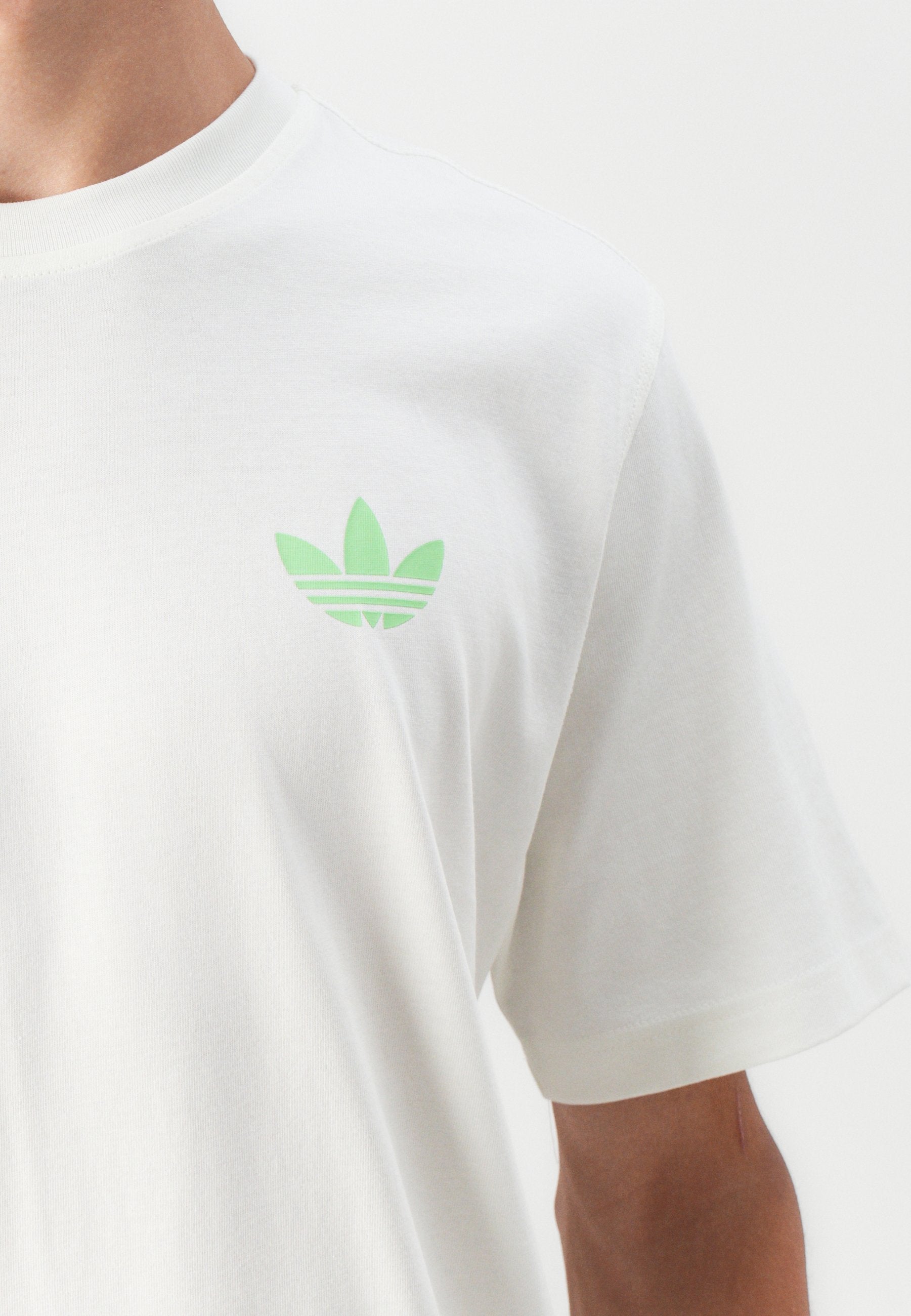 تي شيرت مطبوع RETRO APPLE TEE UNISEX - تي شيرت مطبوع - أبيض مائل
