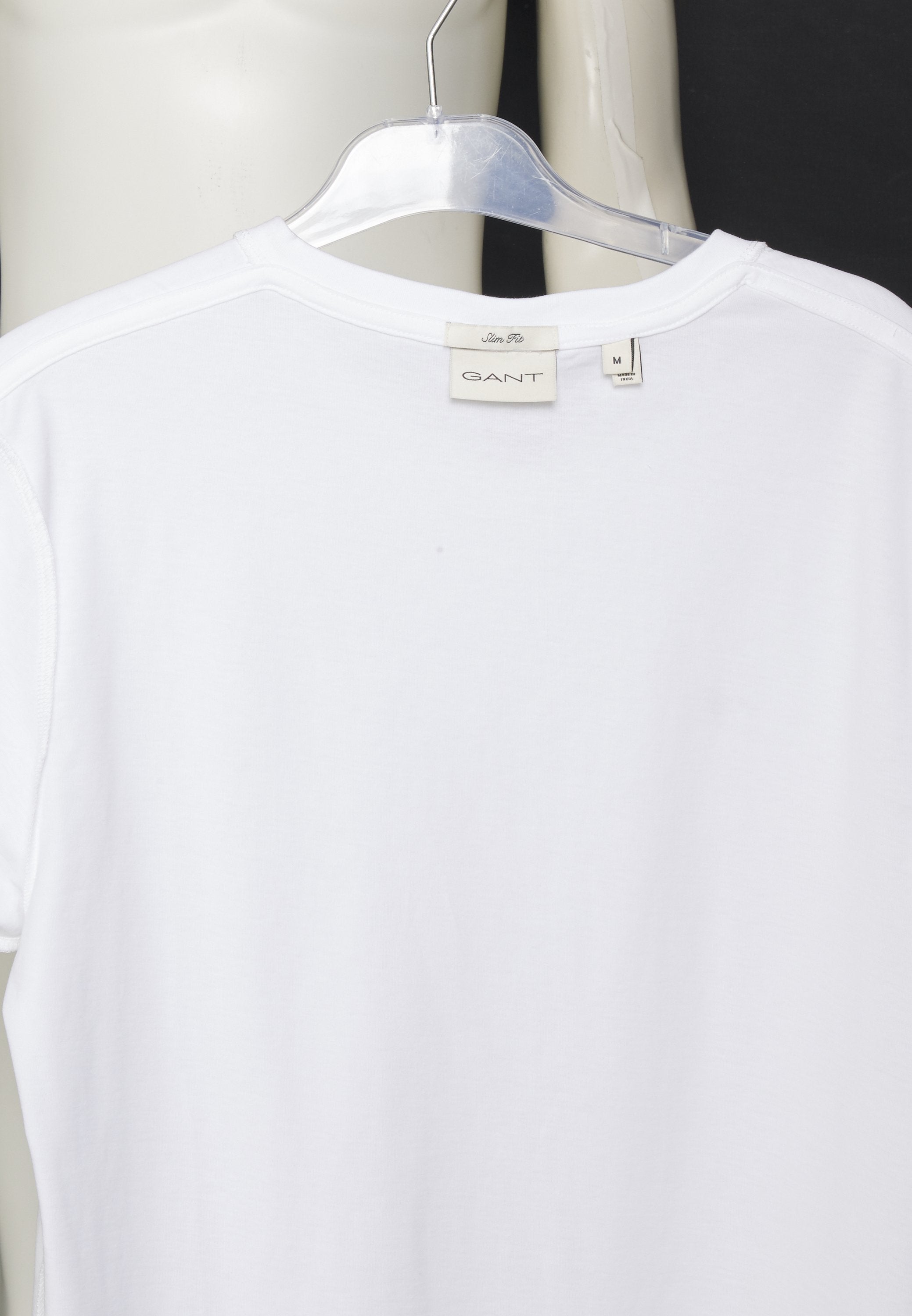 SHIELD V NECK - Basic T-shirt - white