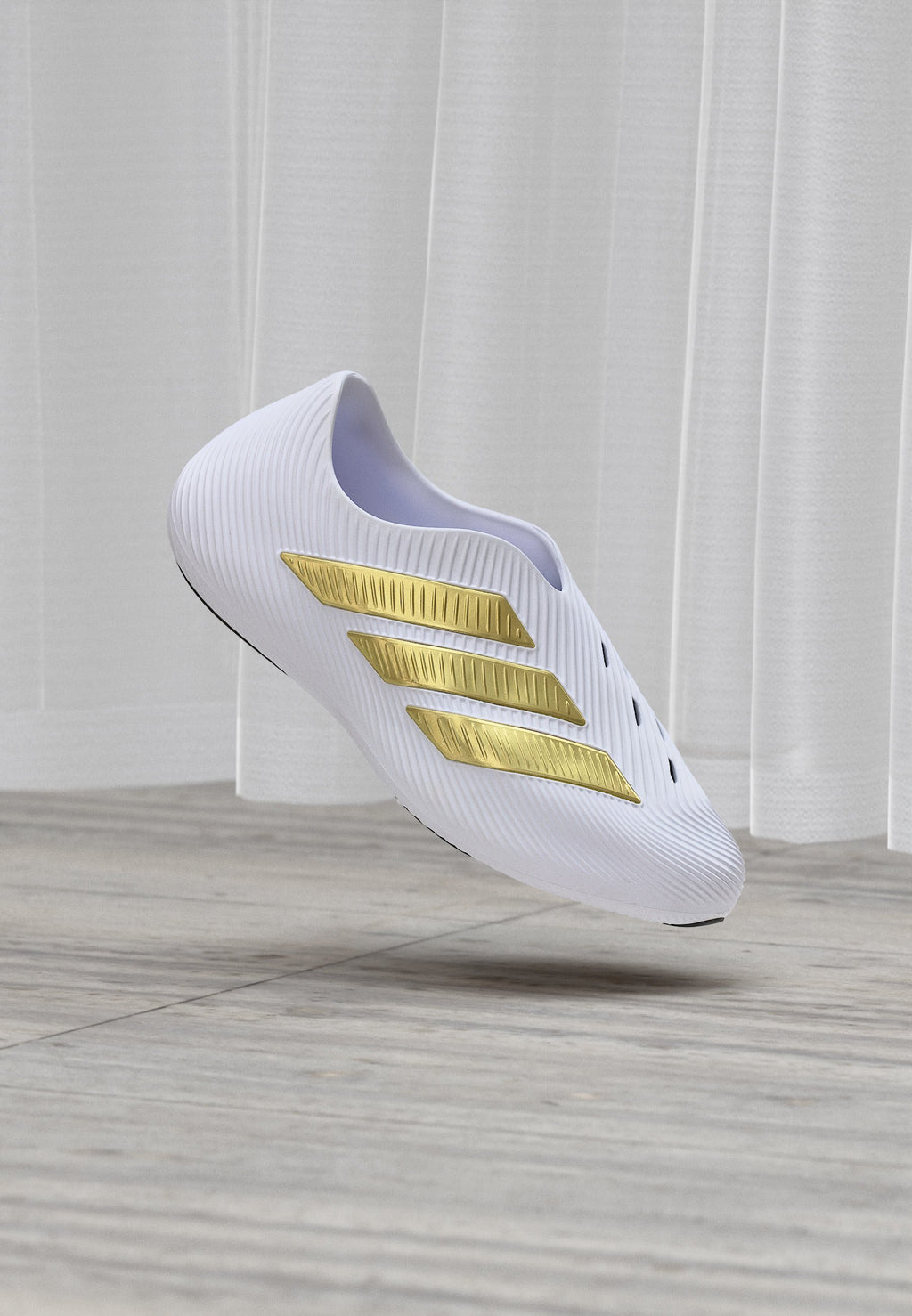 PURECHILL - Training shoe - footwear white/gold-coloured metallic/core black
