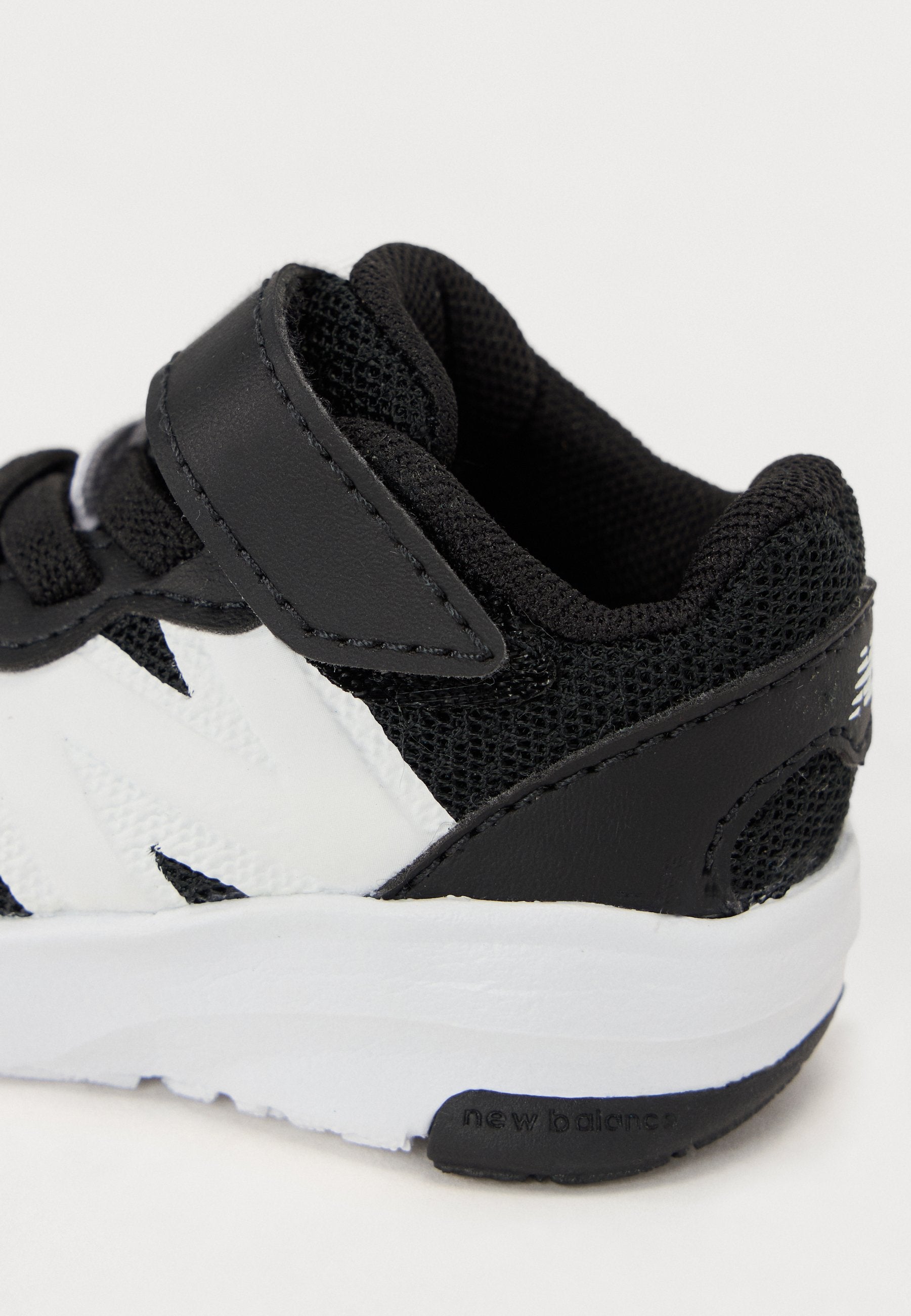 578 UNISEX - Road running shoes - black