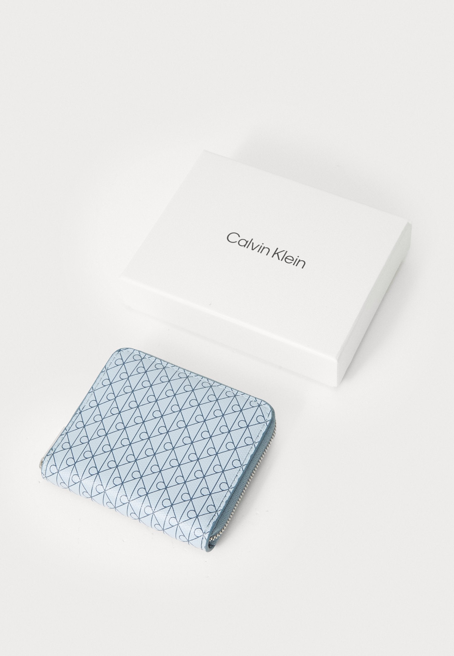 PORTEFEUILLE ZIPPÉ EMBLEM SQUARE - Bleu très pâle