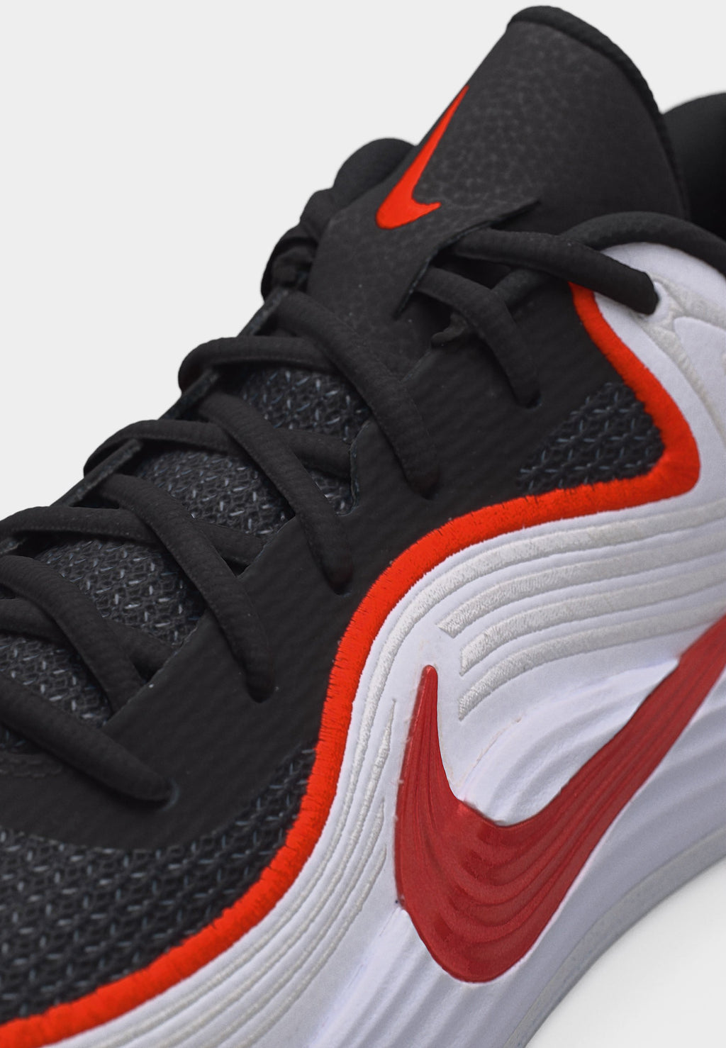 PRECISION 8 LOW UNISEX - Basketball shoes - black/picante red/white