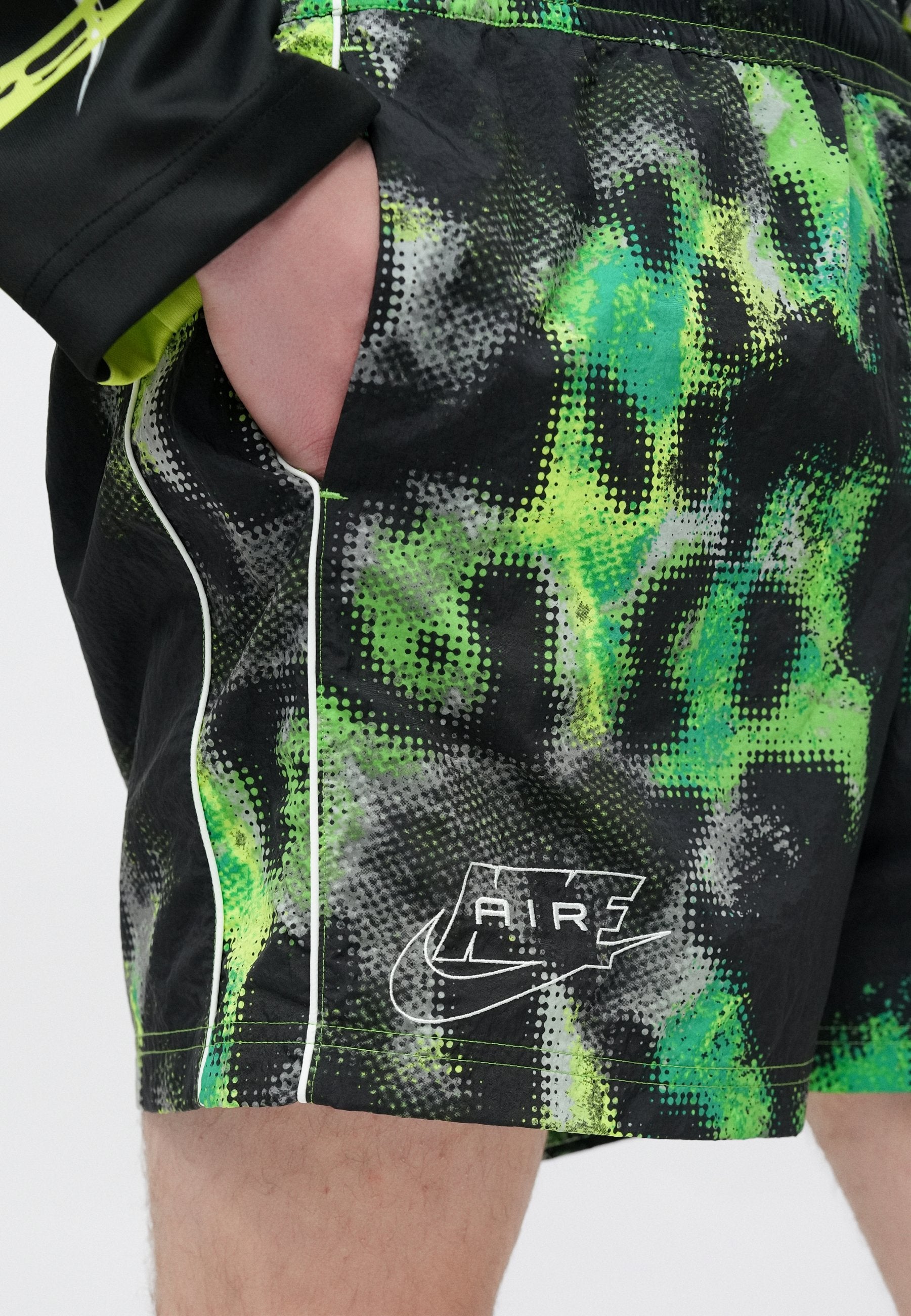 Shorts - mean green/white