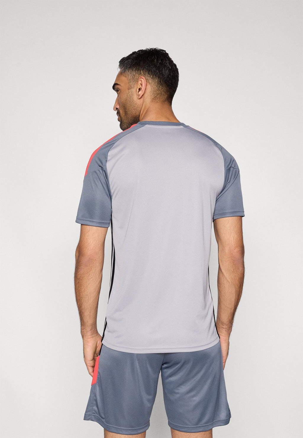 TIRO 26 ESSENTIALS - Sports T-shirt - light onix/onix/semi lucid red