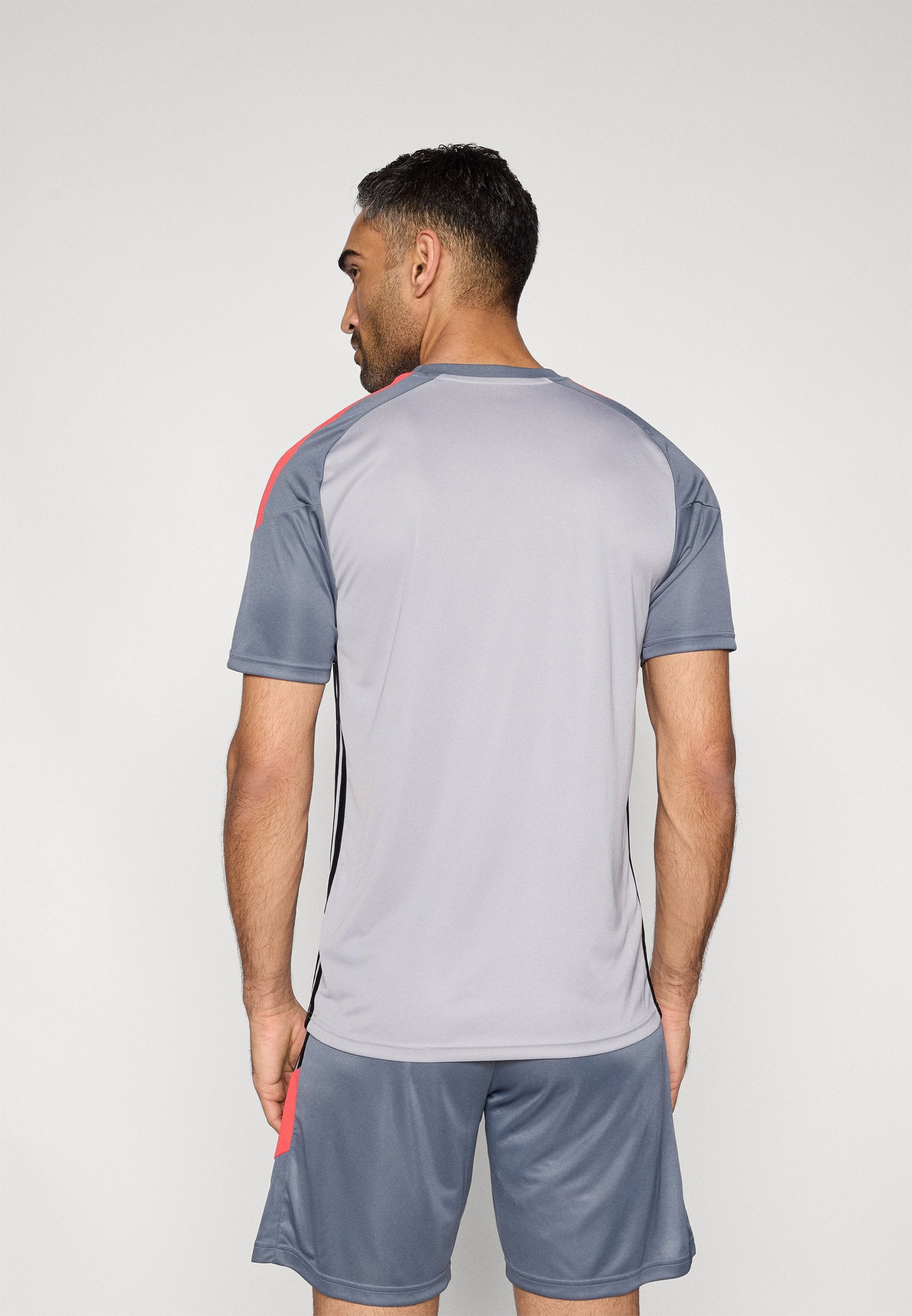 TIRO 26 ESSENTIALS - Sports T-shirt - light onix/onix/semi lucid red