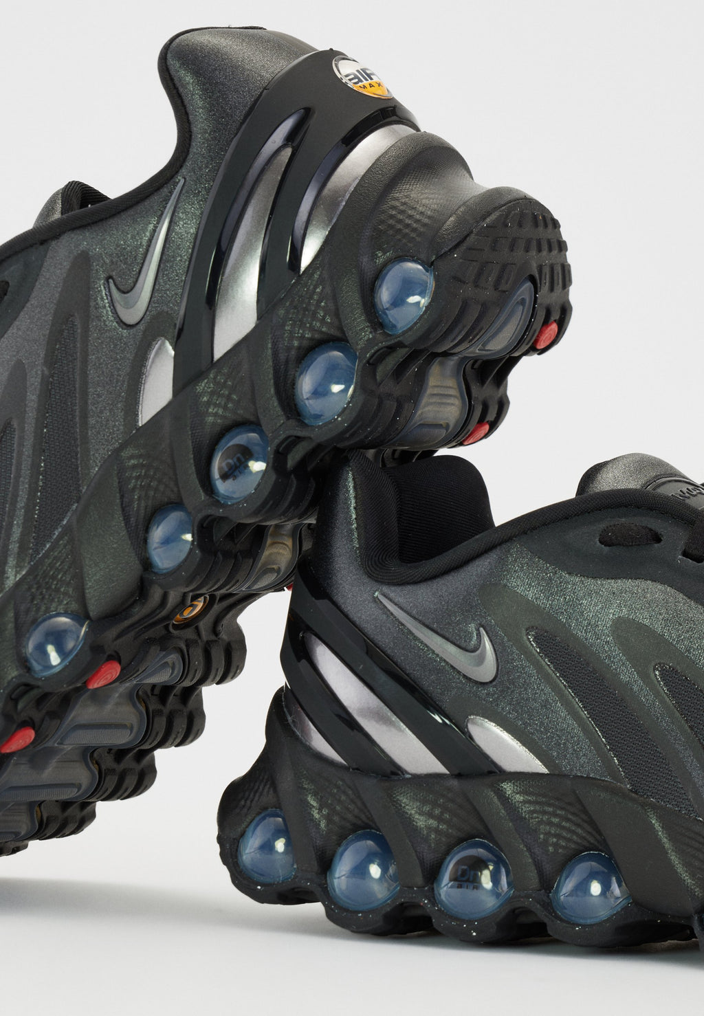 AIR MAX DN8 - Baskets basses - black/metallic dark grey/iron grey