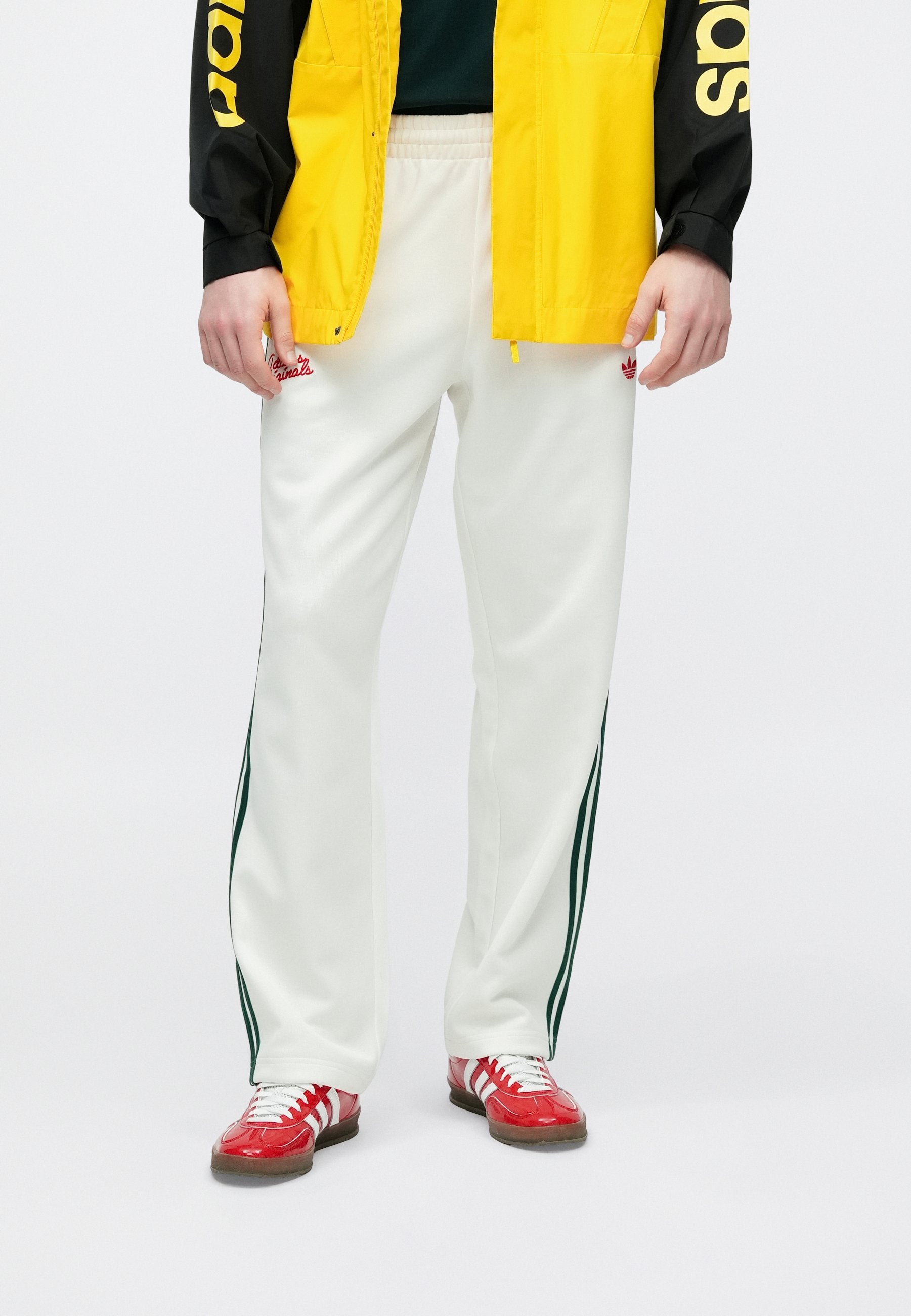 TRACK PANT - Tracksuit bottoms - off white/collegiate green