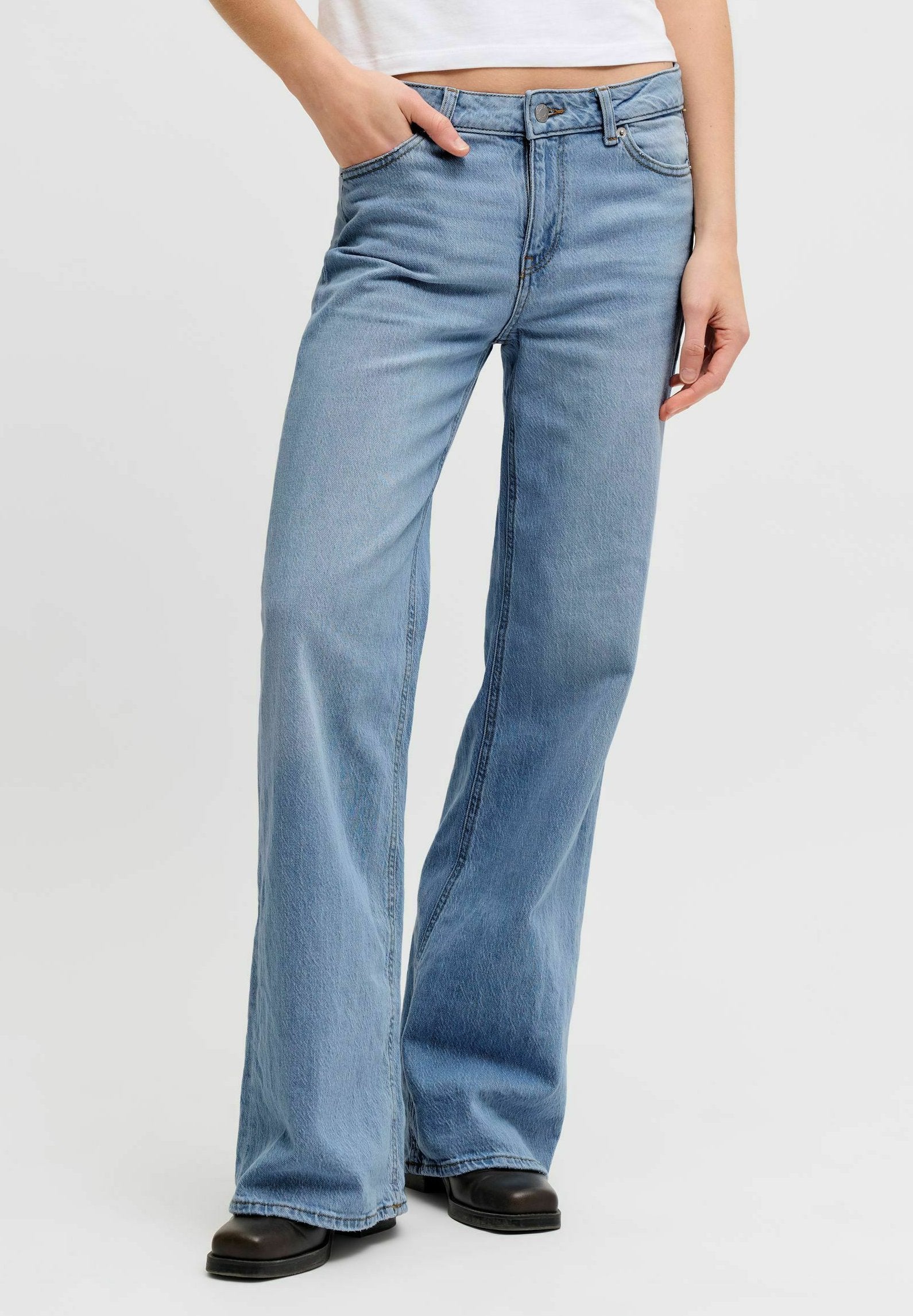 Flared fit JXROME MW C381 DNM - Flared Jeans - light blue denim