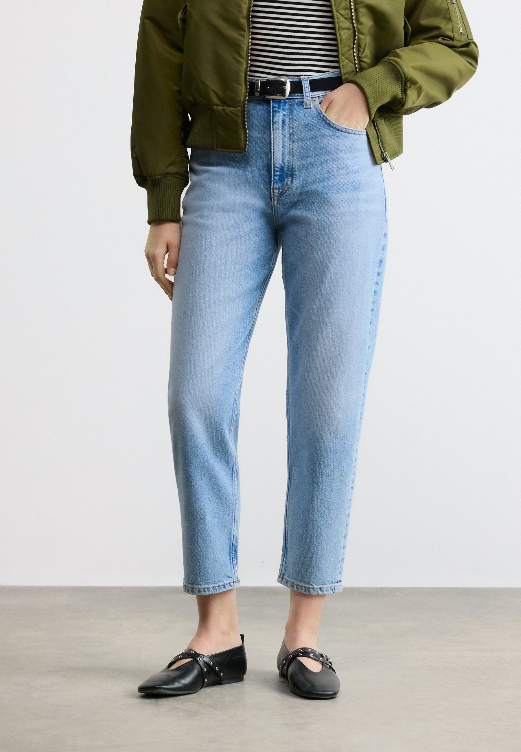 ULTRA HIGH RISE TAPERED LEG MOM JEANS - Mom Jeans - denim light