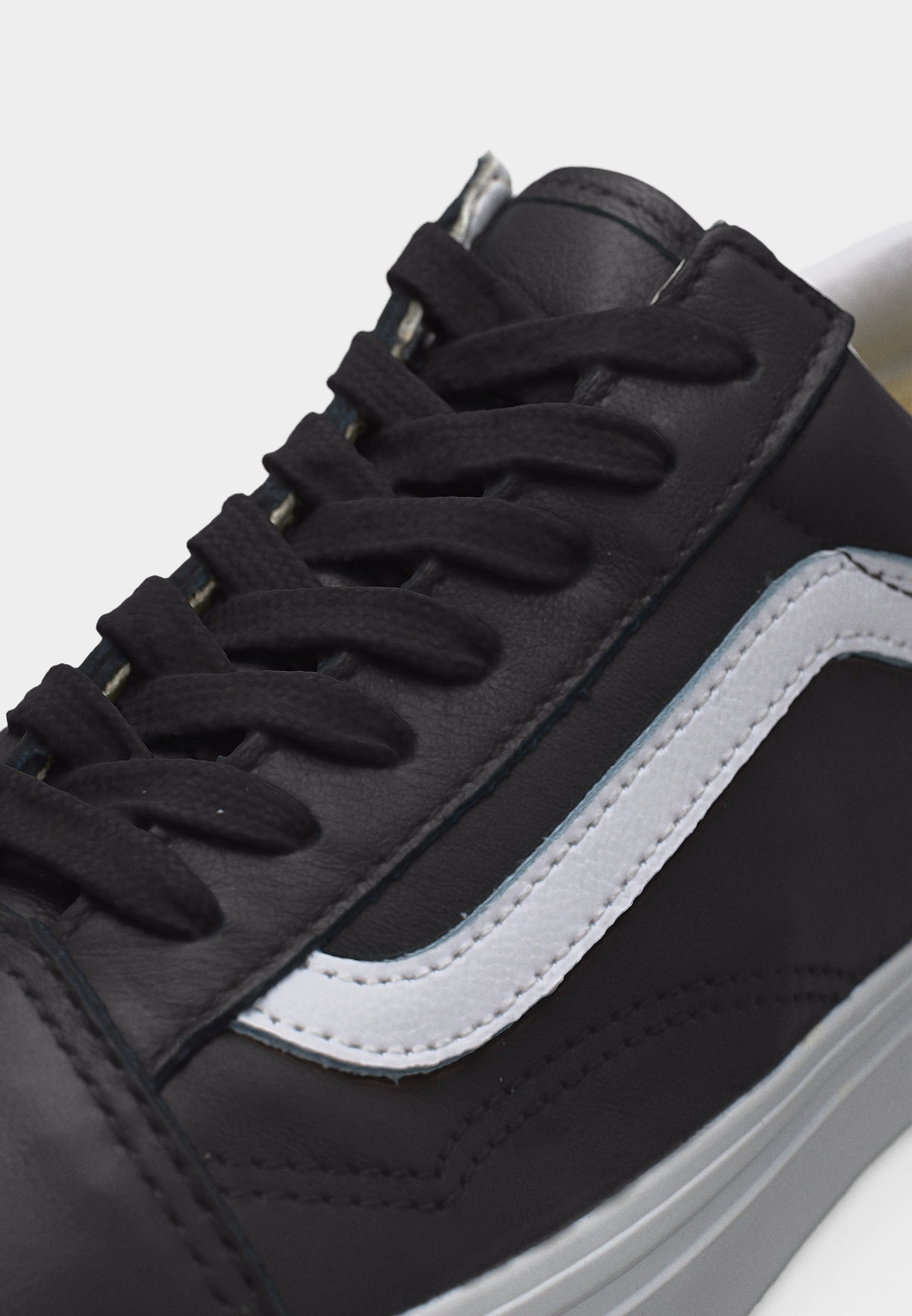 OLD SKOOL UNISEX - Skate shoes - black/true white