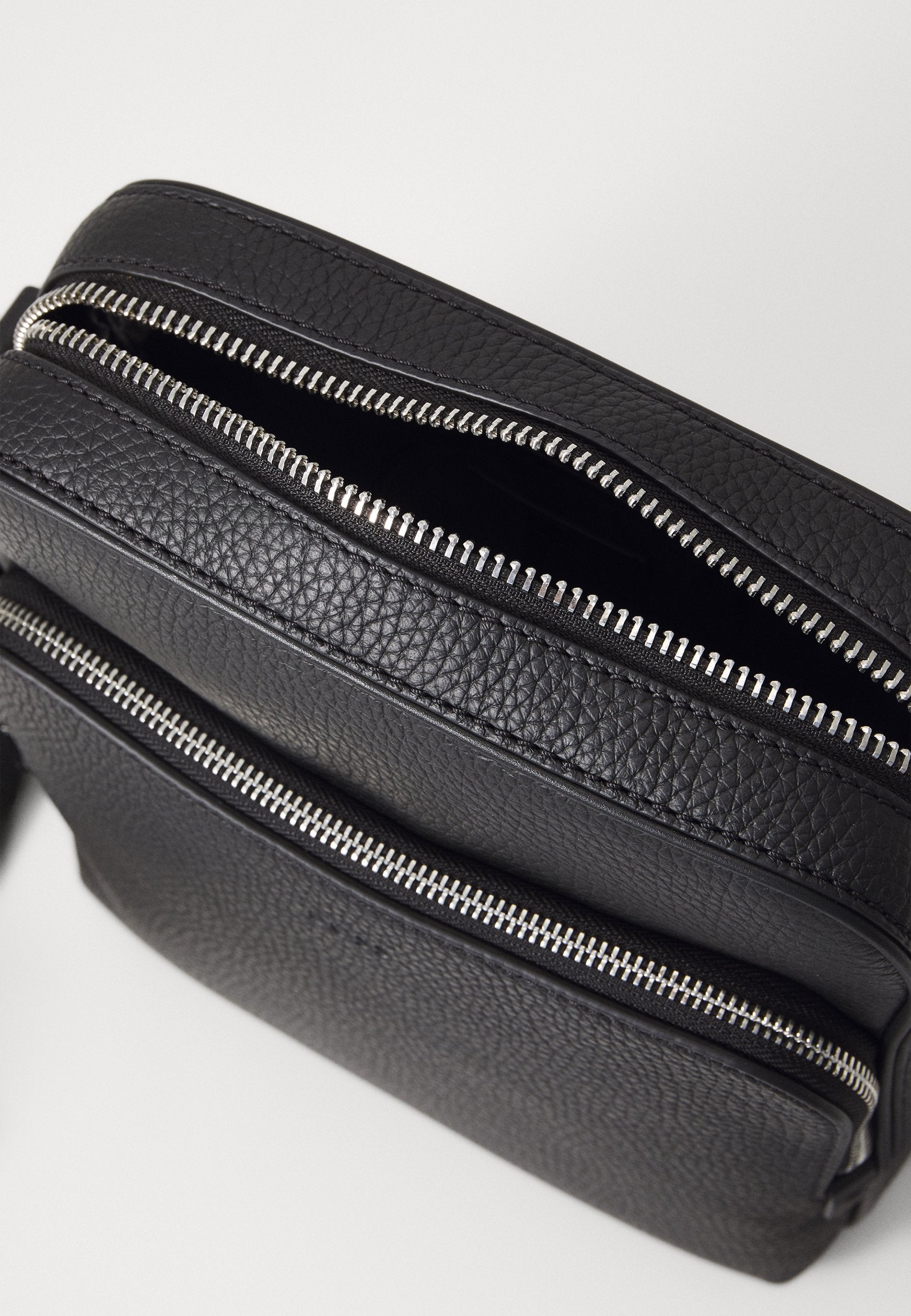 NEW CROSSTOWN - Cross body bag - black