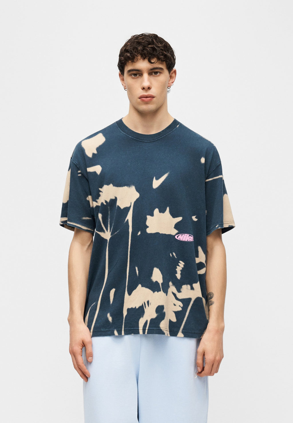 TEE FLORAL - T-shirt imprimé - obsidian foncé/sable clair