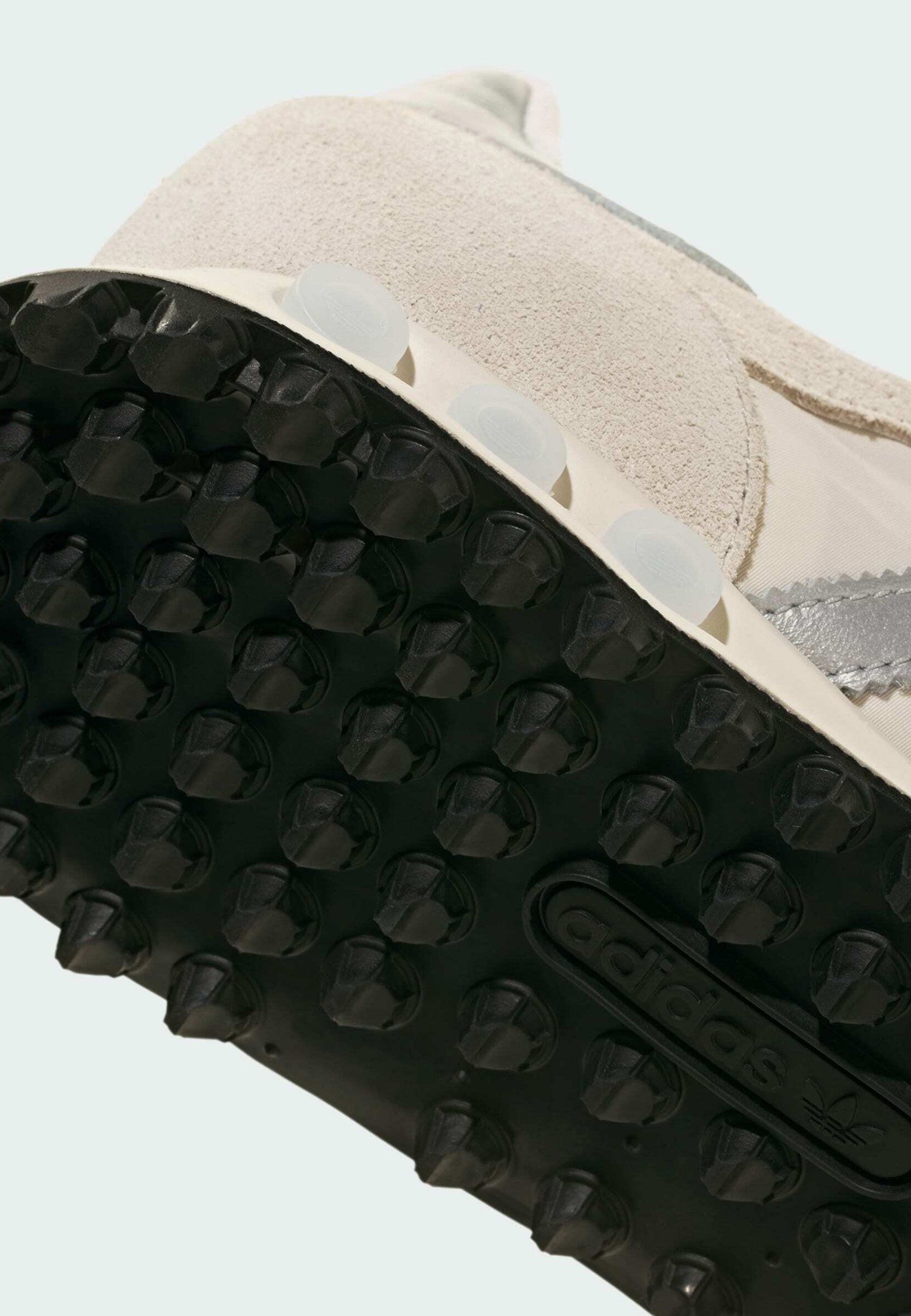 LA TRAINER OG W - Baskets - blanc   argent métallisé   blanc cassé