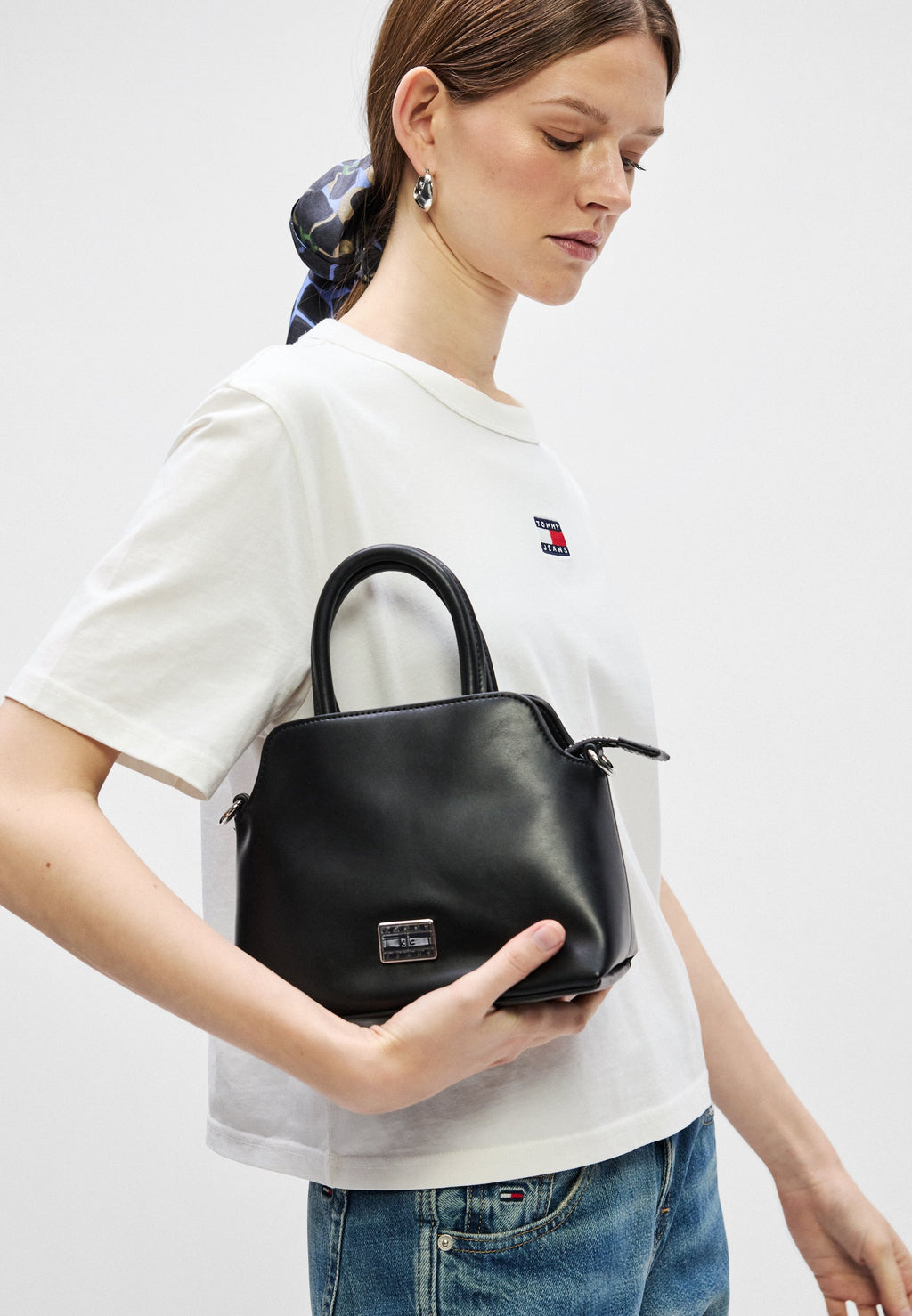 TOMMY BADGE BOXY CREW NECK T-SHIRT - Basic T-shirt - ecru