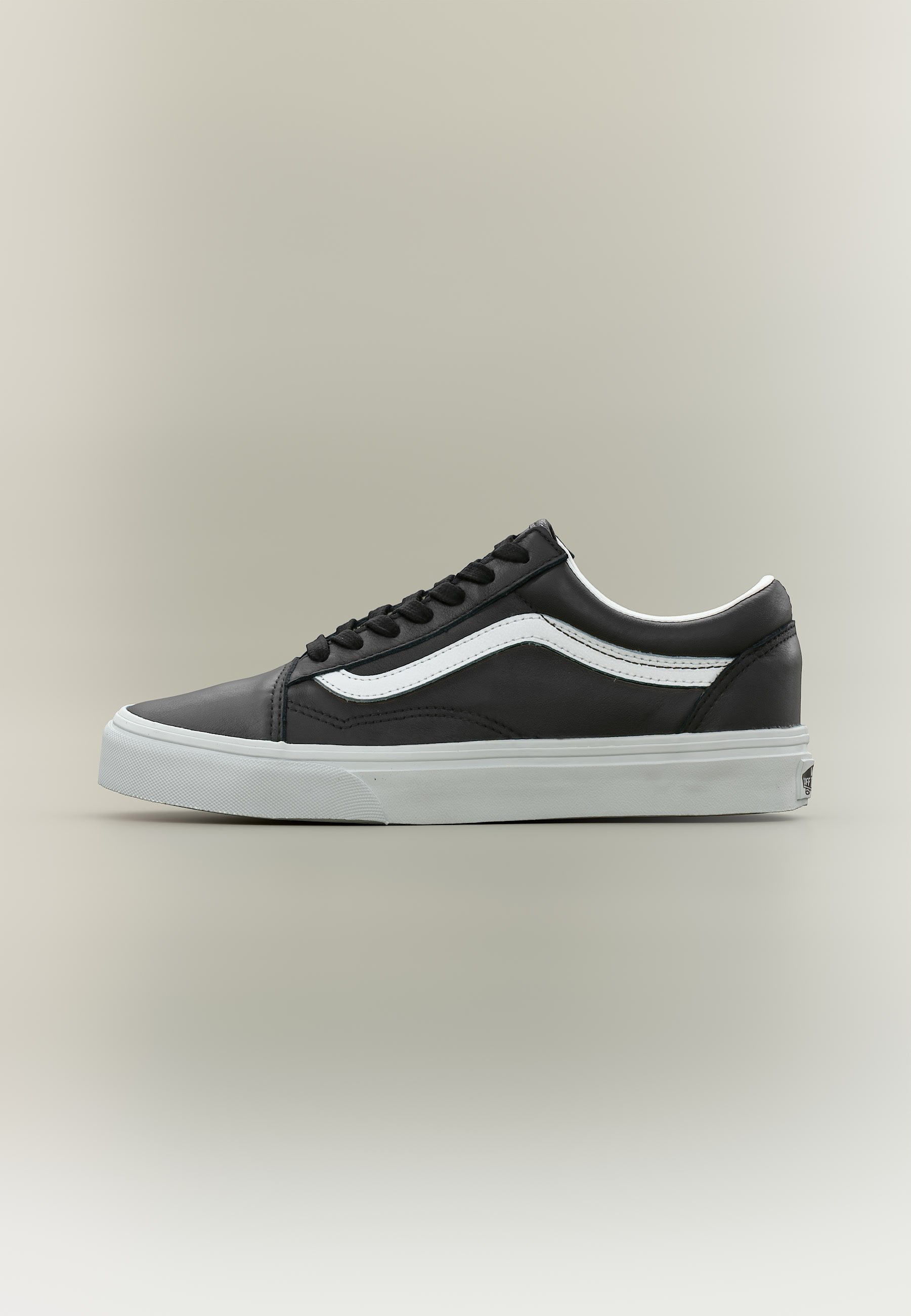 OLD SKOOL UNISEX - Skate shoes - black/true white