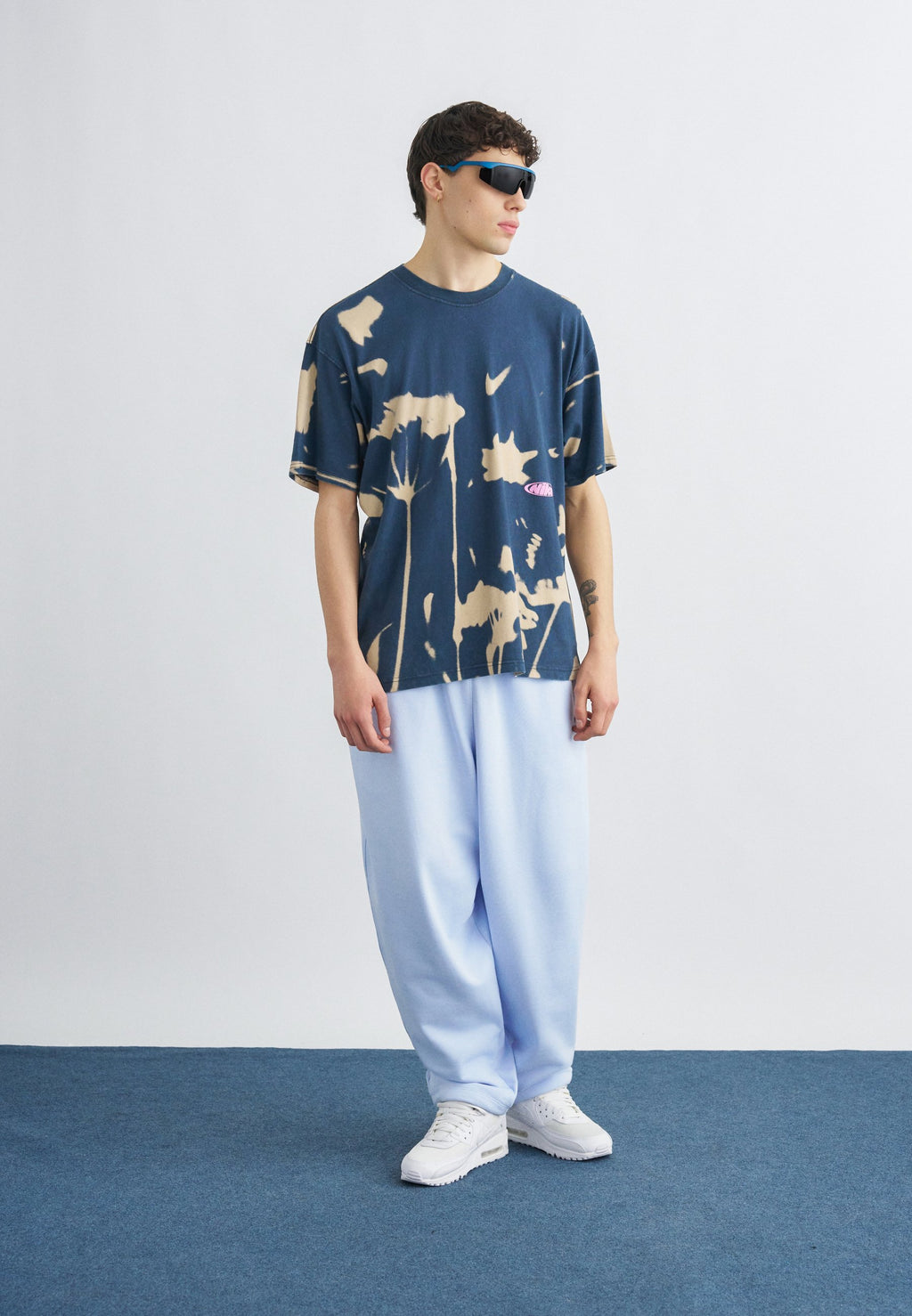 TEE FLORAL - T-shirt imprimé - obsidian foncé/sable clair
