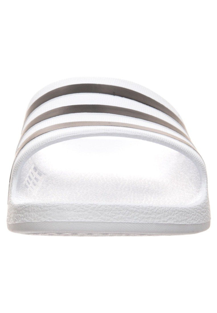 ADILETTE AQUA - Mules - blanc nuage   noir noyau   blanc nuage