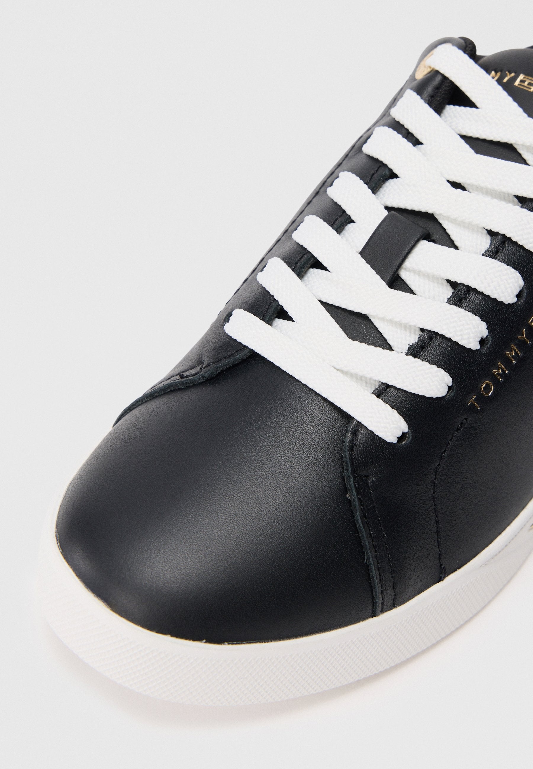 LEATHER LOGO PLAQUE COURT TRAINERS - Trainers - black