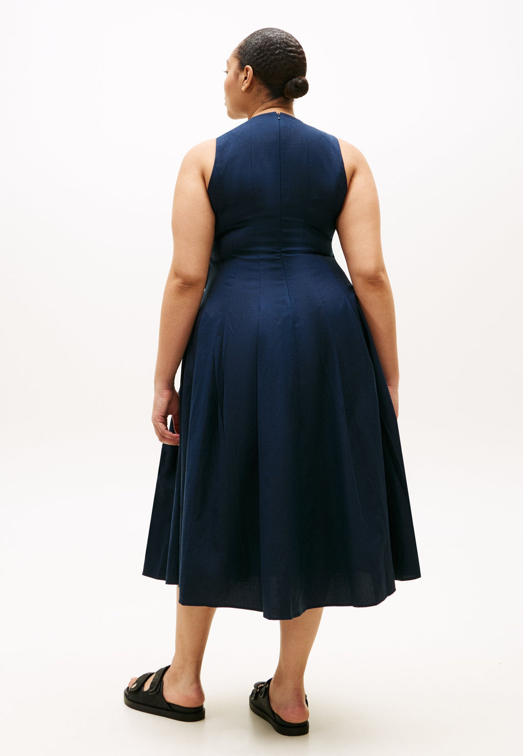 CURVE GOLD-TONE BUTTON LINEN BLEND MIDI DRESS - Day dress - dark night navy