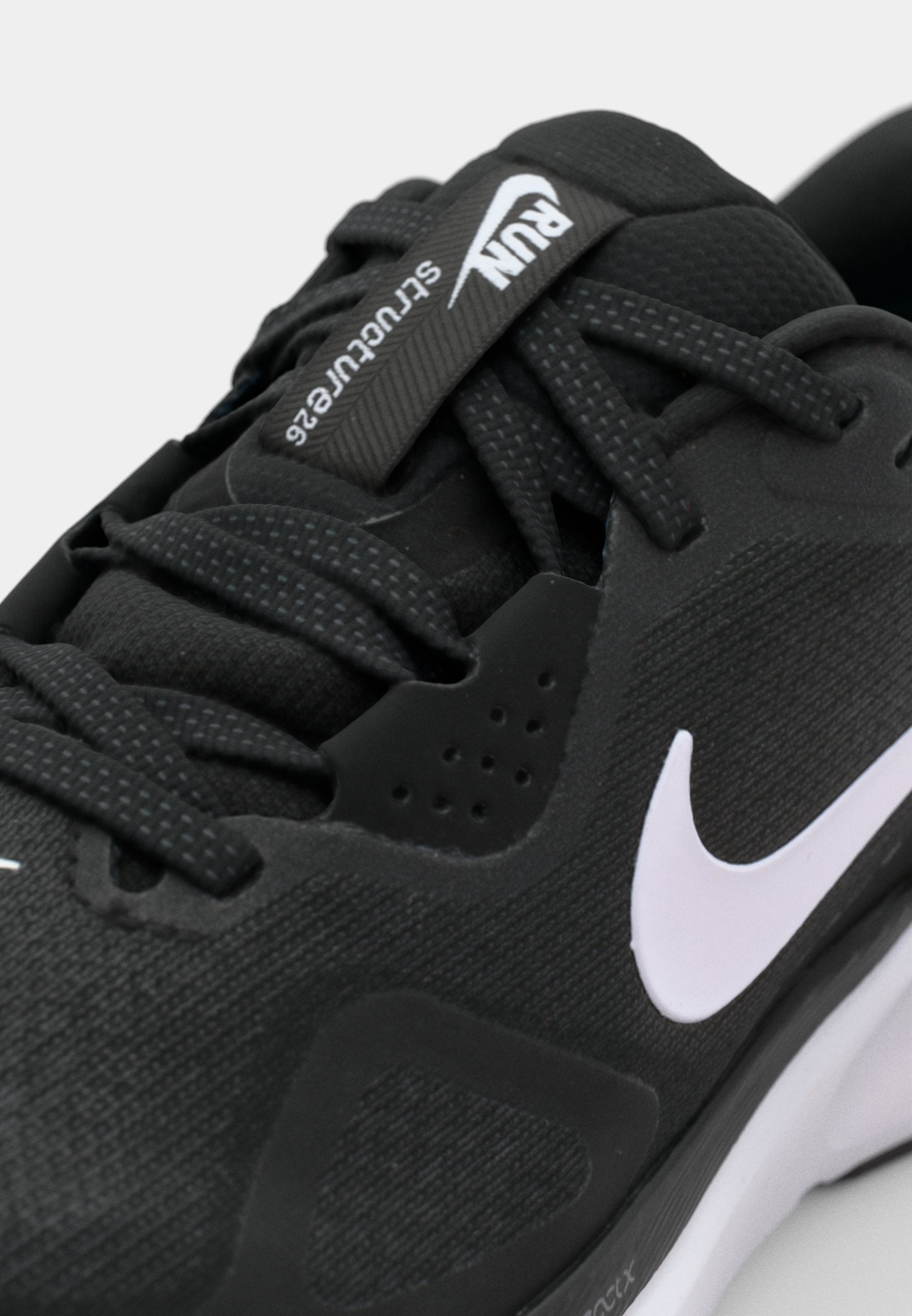 W NIKE STRUCTURE 26 - Chaussures de running sur route - black/white/cool grey/metallic silver