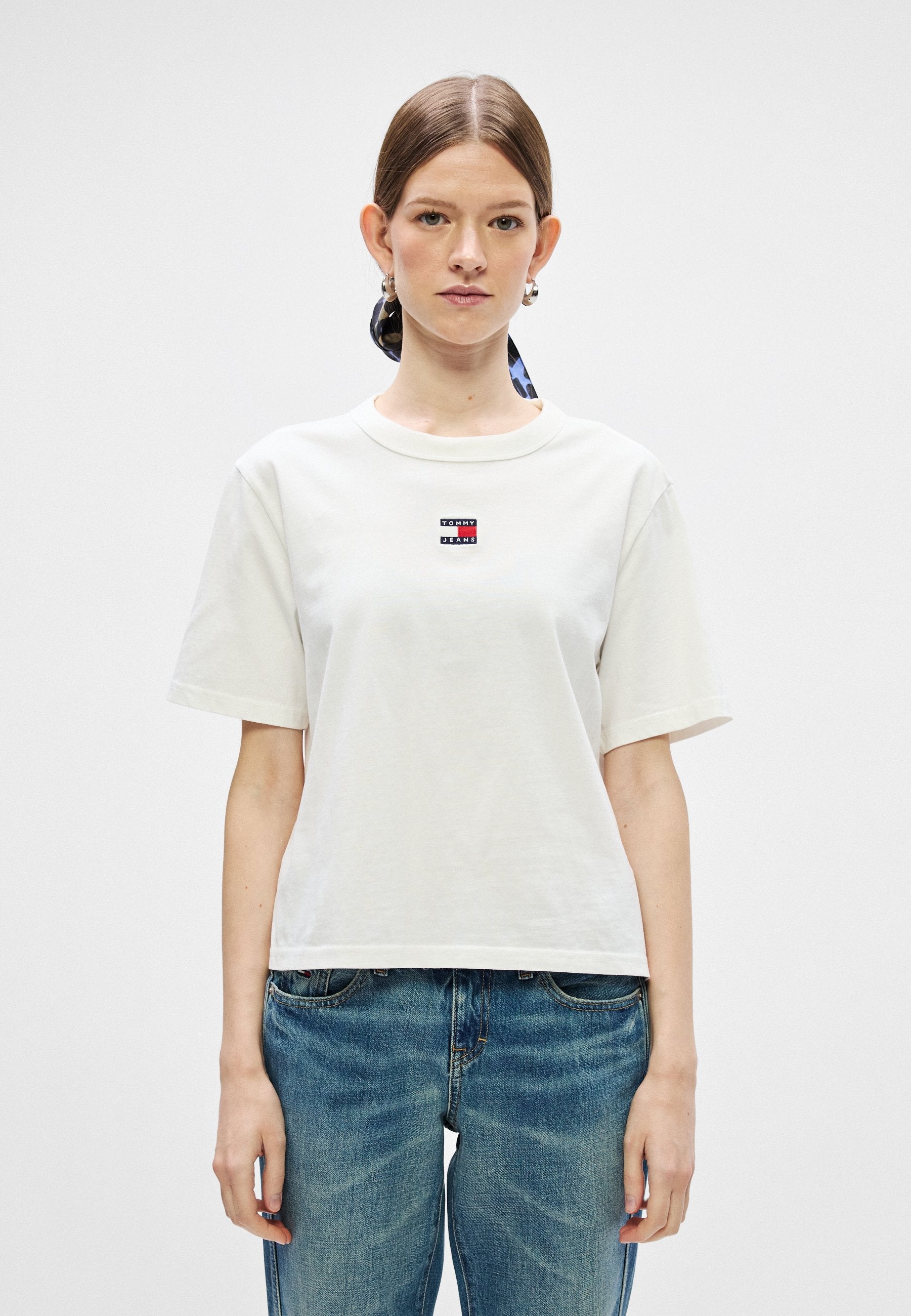 TOMMY BADGE BOXY CREW NECK T-SHIRT - Basic T-shirt - ecru